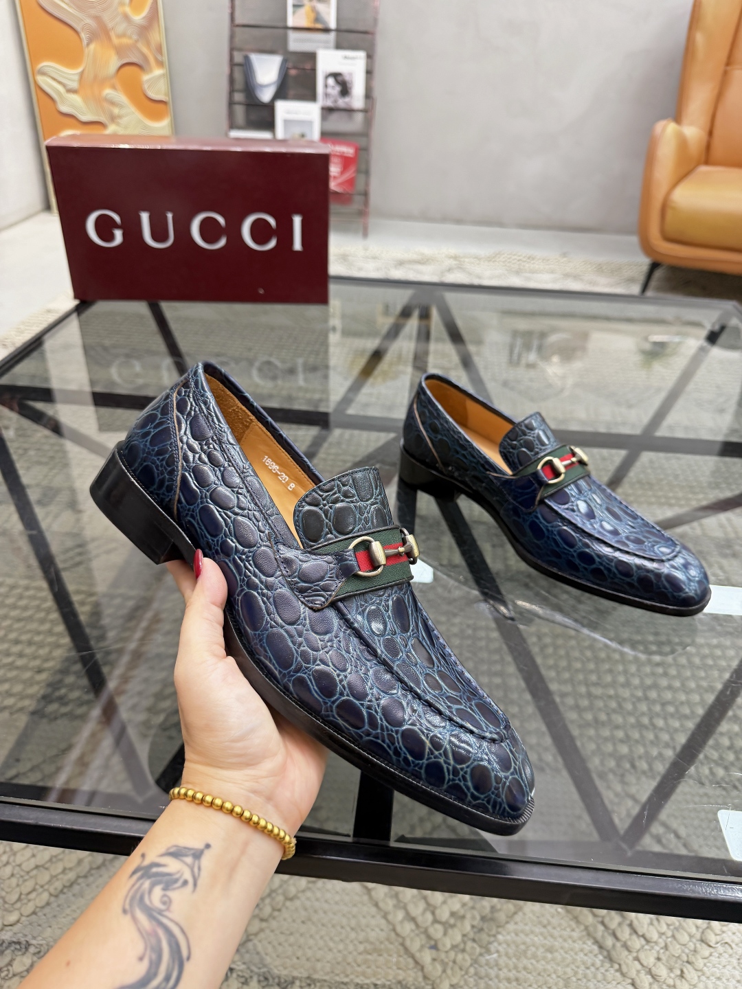 P620 G 🔍顶级代购🇮🇹 古 炸街男神休闲套脚皮底系列皮鞋专柜同步发售原厂配置，意大利进口牛皮面料，全进口水染牛皮里垫，鞋底：原厂特供原版底超级舒适，原厂跟单货 🔍🔍高品质，可随意进出专柜，欢迎对比专柜同步，码数 39-44（订 38 45 46）