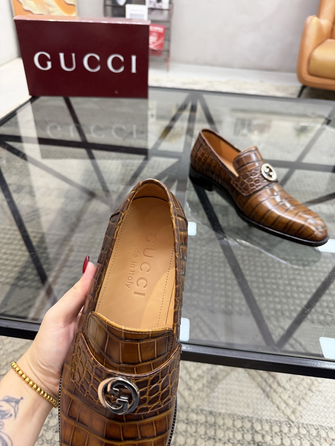 P620 G 🔍顶级代购🇮🇹 古 炸街男神休闲套脚皮底系列皮鞋专柜同步发售原厂配置，意大利进口牛皮面料，全进口水染牛皮里垫，鞋底：原厂特供原版底超级舒适，原厂跟单货 🔍🔍高品质，可随意进出专柜，欢迎对比专柜同步，码数 39-44（订 38 45 46）