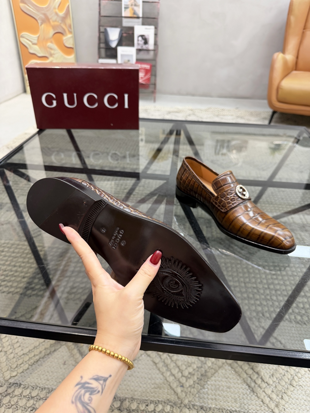 P620 G 🔍顶级代购🇮🇹 古 炸街男神休闲套脚皮底系列皮鞋专柜同步发售原厂配置，意大利进口牛皮面料，全进口水染牛皮里垫，鞋底：原厂特供原版底超级舒适，原厂跟单货 🔍🔍高品质，可随意进出专柜，欢迎对比专柜同步，码数 39-44（订 38 45 46）