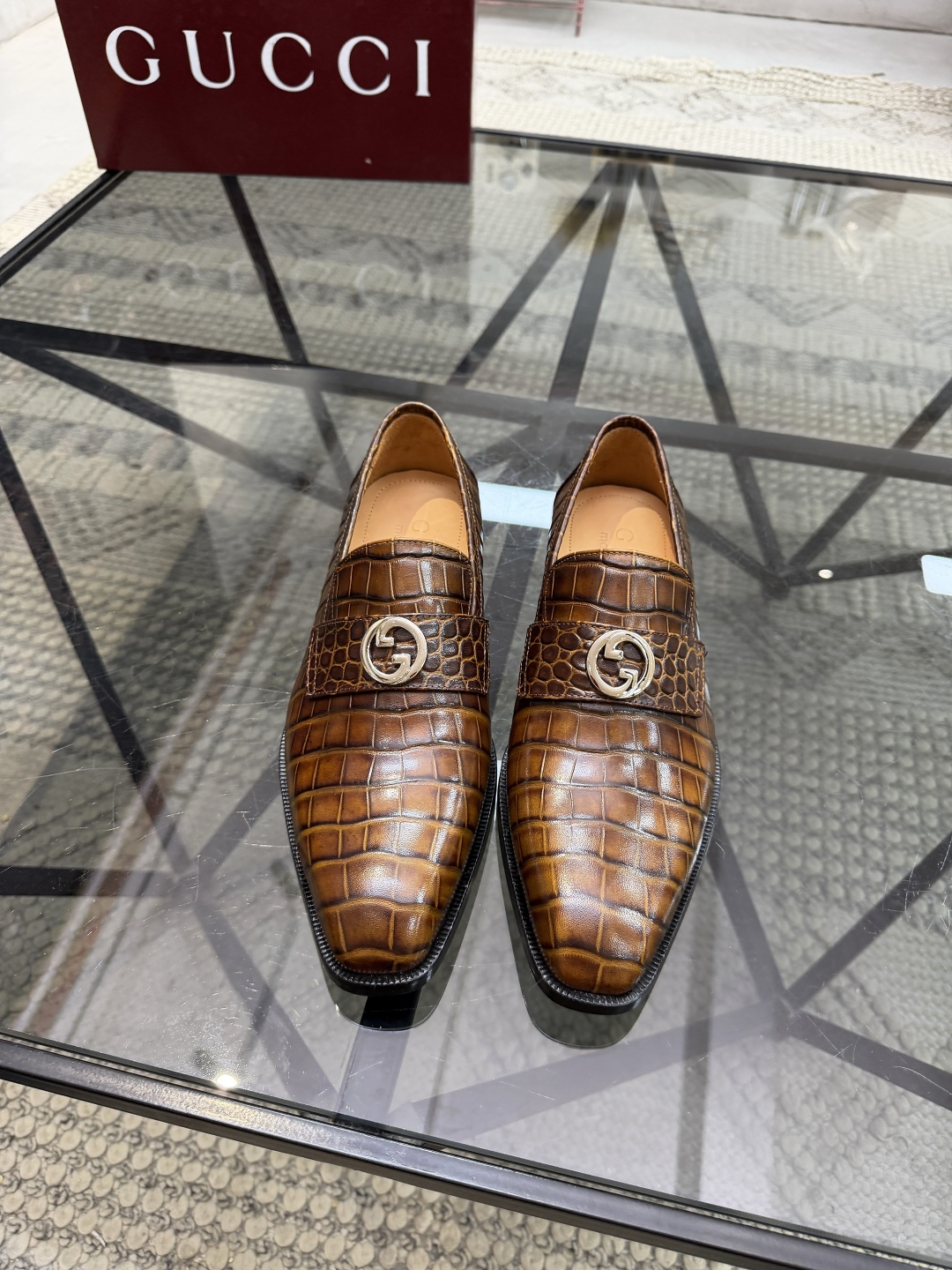 P620 G 🔍顶级代购🇮🇹 古 炸街男神休闲套脚皮底系列皮鞋专柜同步发售原厂配置，意大利进口牛皮面料，全进口水染牛皮里垫，鞋底：原厂特供原版底超级舒适，原厂跟单货 🔍🔍高品质，可随意进出专柜，欢迎对比专柜同步，码数 39-44（订 38 45 46）