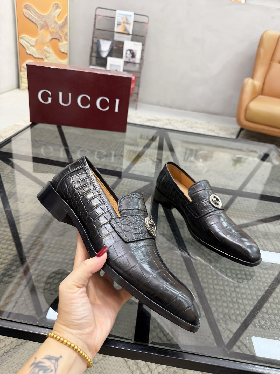 P620 G 🔍顶级代购🇮🇹 古 炸街男神休闲套脚皮底系列皮鞋专柜同步发售原厂配置，意大利进口牛皮面料，全进口水染牛皮里垫，鞋底：原厂特供原版底超级舒适，原厂跟单货 🔍🔍高品质，可随意进出专柜，欢迎对比专柜同步，码数 39-44（订 38 45 46）