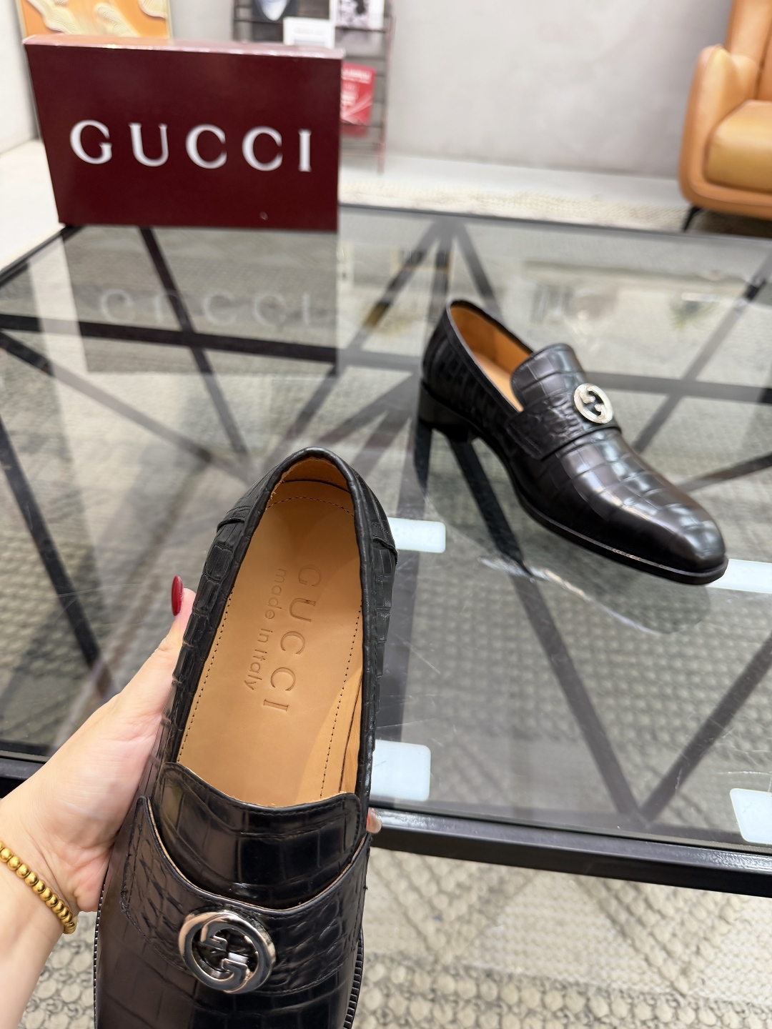 P620 G 🔍顶级代购🇮🇹 古 炸街男神休闲套脚皮底系列皮鞋专柜同步发售原厂配置，意大利进口牛皮面料，全进口水染牛皮里垫，鞋底：原厂特供原版底超级舒适，原厂跟单货 🔍🔍高品质，可随意进出专柜，欢迎对比专柜同步，码数 39-44（订 38 45 46）