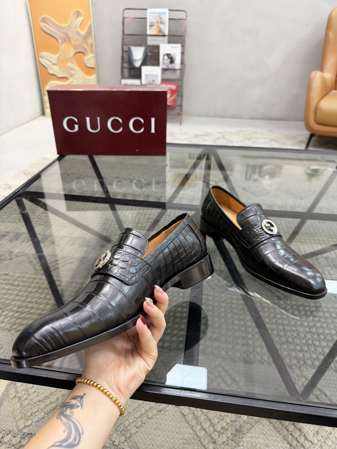 P620 G 🔍顶级代购🇮🇹 古 炸街男神休闲套脚皮底系列皮鞋专柜同步发售原厂配置，意大利进口牛皮面料，全进口水染牛皮里垫，鞋底：原厂特供原版底超级舒适，原厂跟单货 🔍🔍高品质，可随意进出专柜，欢迎对比专柜同步，码数 39-44（订 38 45 46）