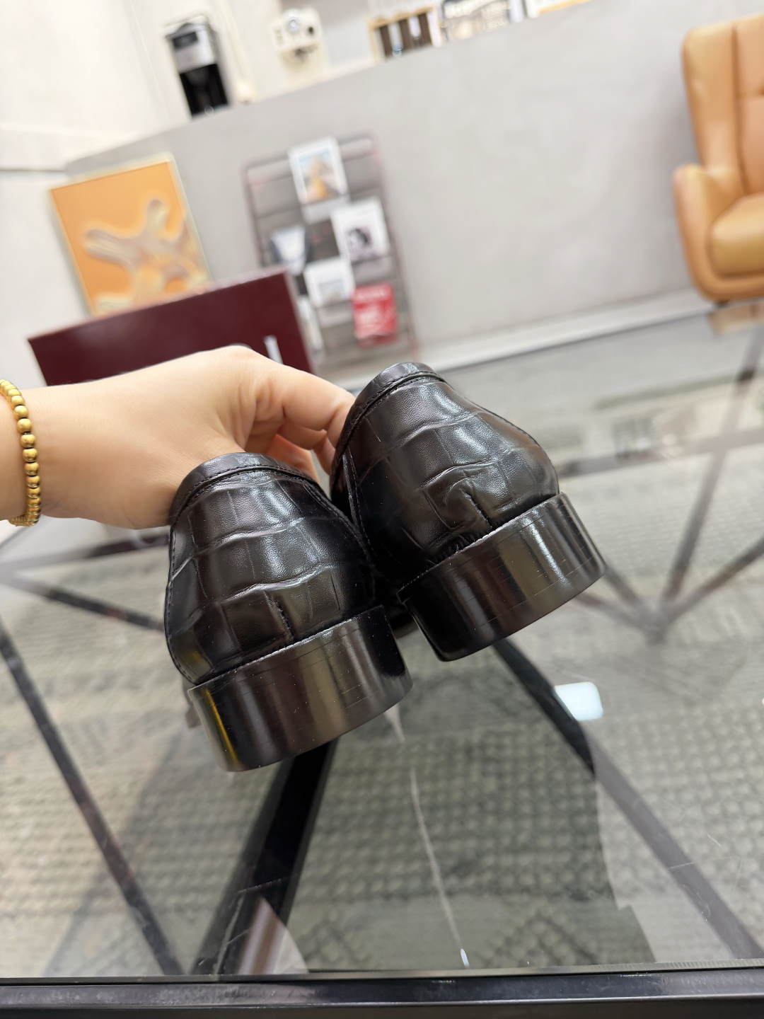 P620 G 🔍顶级代购🇮🇹 古 炸街男神休闲套脚皮底系列皮鞋专柜同步发售原厂配置，意大利进口牛皮面料，全进口水染牛皮里垫，鞋底：原厂特供原版底超级舒适，原厂跟单货 🔍🔍高品质，可随意进出专柜，欢迎对比专柜同步，码数 39-44（订 38 45 46）