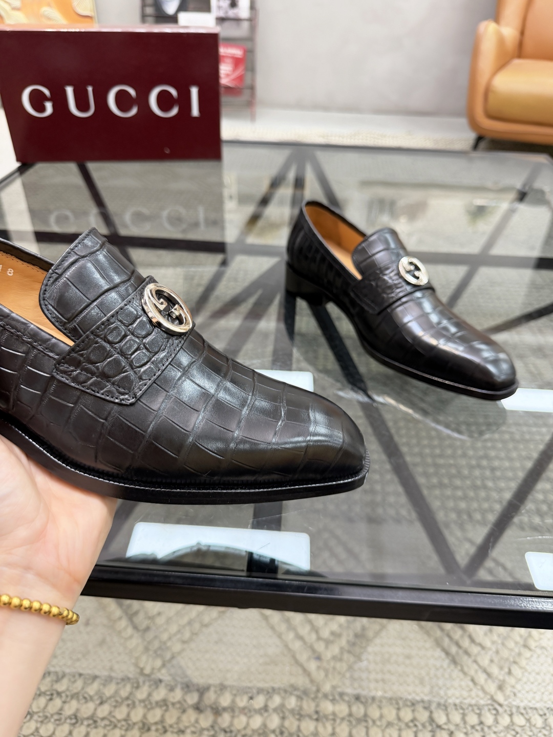 P620 G 🔍顶级代购🇮🇹 古 炸街男神休闲套脚皮底系列皮鞋专柜同步发售原厂配置，意大利进口牛皮面料，全进口水染牛皮里垫，鞋底：原厂特供原版底超级舒适，原厂跟单货 🔍🔍高品质，可随意进出专柜，欢迎对比专柜同步，码数 39-44（订 38 45 46）