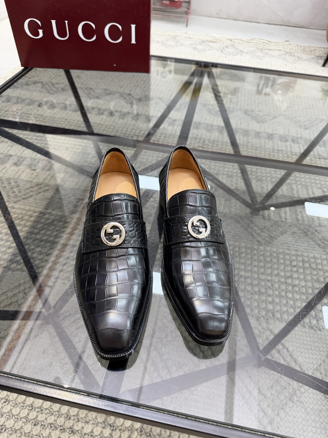 P620 G 🔍顶级代购🇮🇹 古 炸街男神休闲套脚皮底系列皮鞋专柜同步发售原厂配置，意大利进口牛皮面料，全进口水染牛皮里垫，鞋底：原厂特供原版底超级舒适，原厂跟单货 🔍🔍高品质，可随意进出专柜，欢迎对比专柜同步，码数 39-44（订 38 45 46）