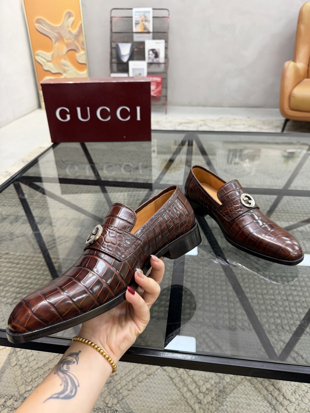 P620 G 🔍顶级代购🇮🇹 古 炸街男神休闲套脚皮底系列皮鞋专柜同步发售原厂配置，意大利进口牛皮面料，全进口水染牛皮里垫，鞋底：原厂特供原版底超级舒适，原厂跟单货 🔍🔍高品质，可随意进出专柜，欢迎对比专柜同步，码数 39-44（订 38 45 46）