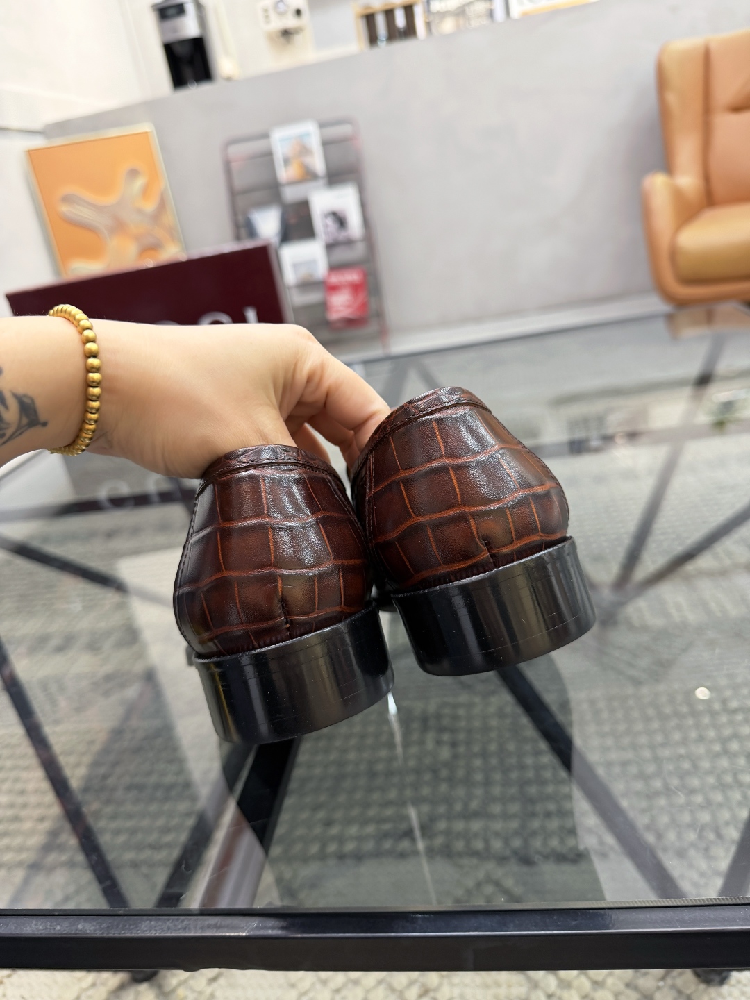 P620 G 🔍顶级代购🇮🇹 古 炸街男神休闲套脚皮底系列皮鞋专柜同步发售原厂配置，意大利进口牛皮面料，全进口水染牛皮里垫，鞋底：原厂特供原版底超级舒适，原厂跟单货 🔍🔍高品质，可随意进出专柜，欢迎对比专柜同步，码数 39-44（订 38 45 46）