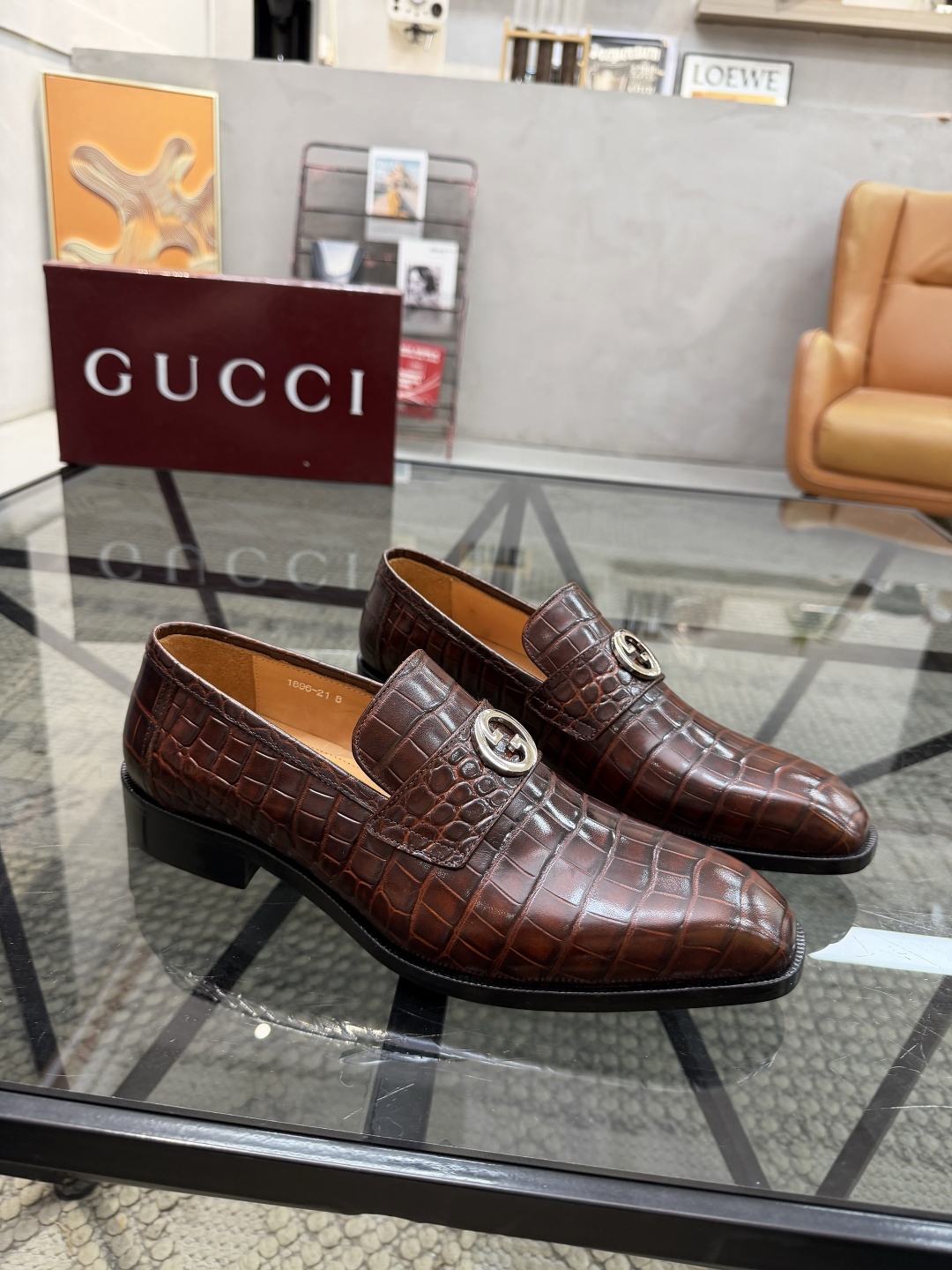 P620 G 🔍顶级代购🇮🇹 古 炸街男神休闲套脚皮底系列皮鞋专柜同步发售原厂配置，意大利进口牛皮面料，全进口水染牛皮里垫，鞋底：原厂特供原版底超级舒适，原厂跟单货 🔍🔍高品质，可随意进出专柜，欢迎对比专柜同步，码数 39-44（订 38 45 46）