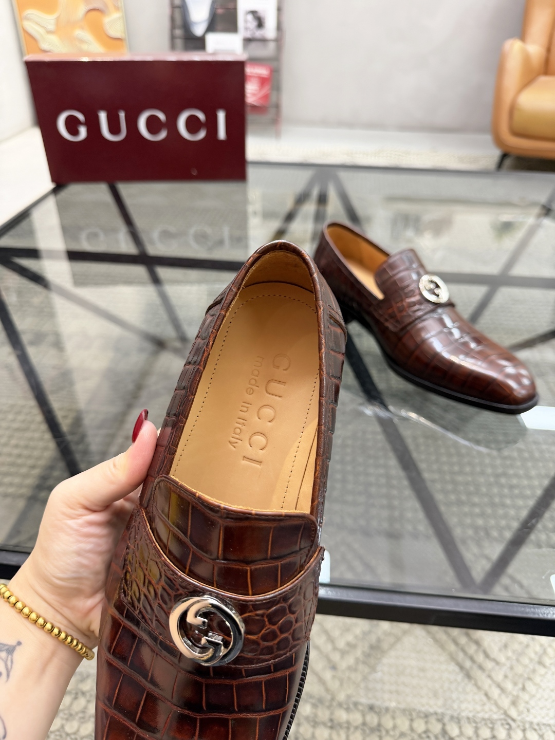 P620 G 🔍顶级代购🇮🇹 古 炸街男神休闲套脚皮底系列皮鞋专柜同步发售原厂配置，意大利进口牛皮面料，全进口水染牛皮里垫，鞋底：原厂特供原版底超级舒适，原厂跟单货 🔍🔍高品质，可随意进出专柜，欢迎对比专柜同步，码数 39-44（订 38 45 46）