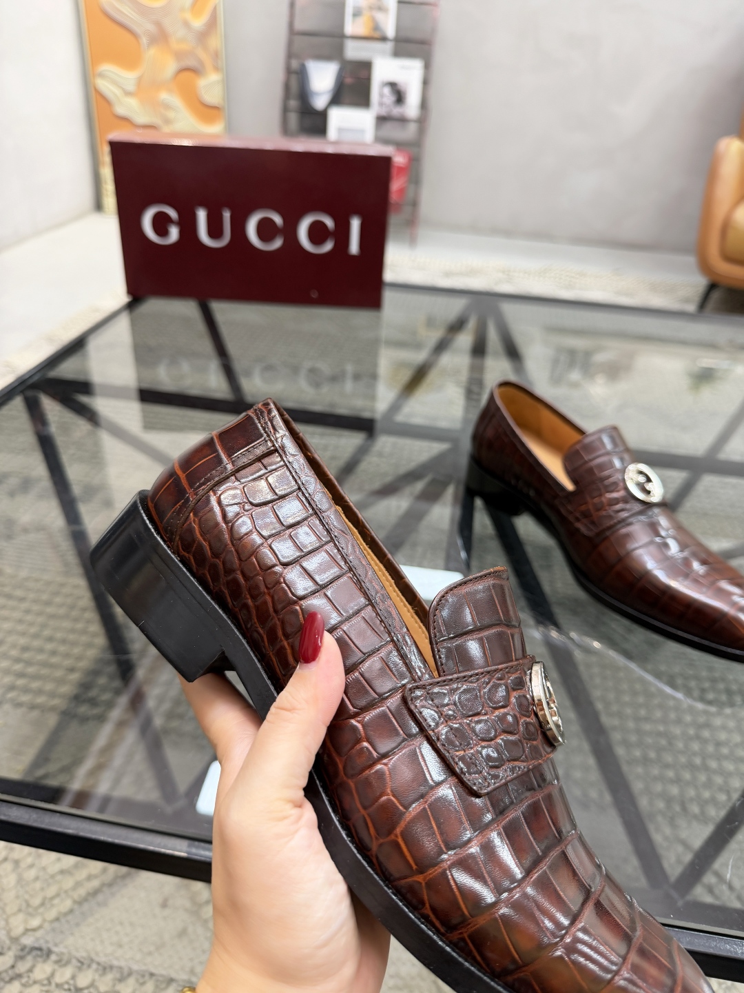 P620 G 🔍顶级代购🇮🇹 古 炸街男神休闲套脚皮底系列皮鞋专柜同步发售原厂配置，意大利进口牛皮面料，全进口水染牛皮里垫，鞋底：原厂特供原版底超级舒适，原厂跟单货 🔍🔍高品质，可随意进出专柜，欢迎对比专柜同步，码数 39-44（订 38 45 46）