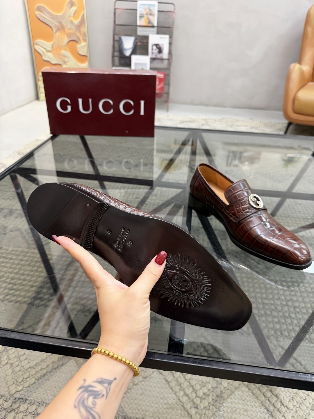 P620 G 🔍顶级代购🇮🇹 古 炸街男神休闲套脚皮底系列皮鞋专柜同步发售原厂配置，意大利进口牛皮面料，全进口水染牛皮里垫，鞋底：原厂特供原版底超级舒适，原厂跟单货 🔍🔍高品质，可随意进出专柜，欢迎对比专柜同步，码数 39-44（订 38 45 46）