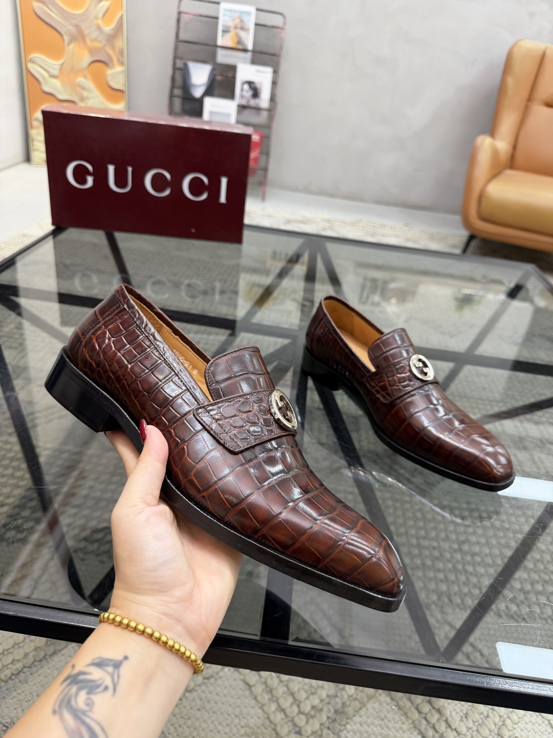 P620 G 🔍顶级代购🇮🇹 古 炸街男神休闲套脚皮底系列皮鞋专柜同步发售原厂配置，意大利进口牛皮面料，全进口水染牛皮里垫，鞋底：原厂特供原版底超级舒适，原厂跟单货 🔍🔍高品质，可随意进出专柜，欢迎对比专柜同步，码数 39-44（订 38 45 46）