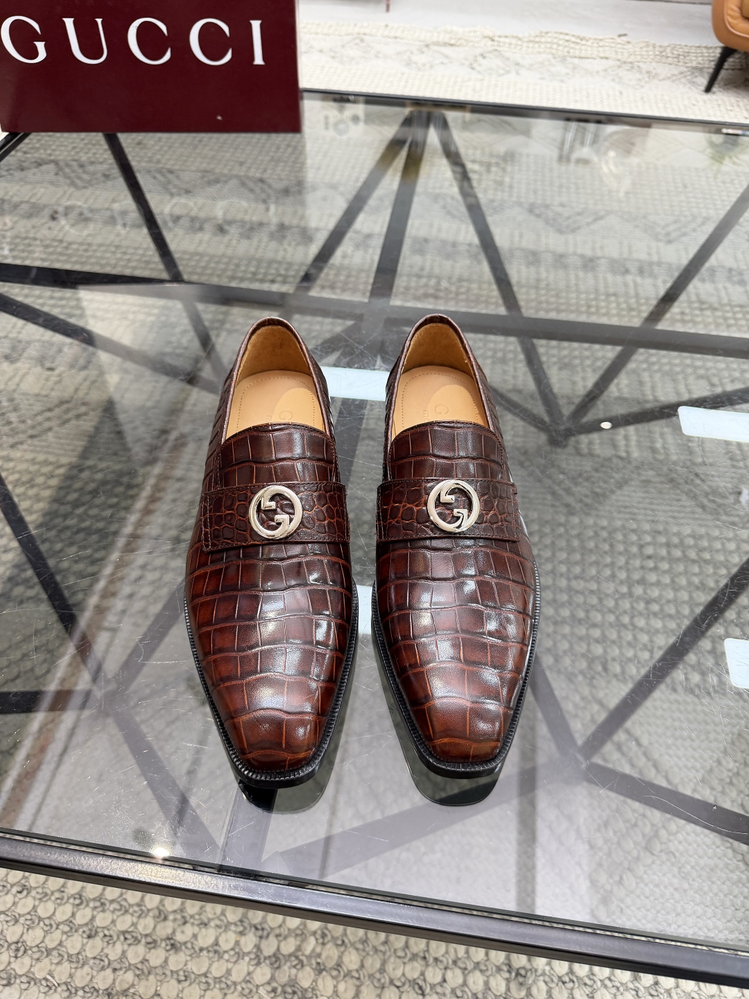 P620 G 🔍顶级代购🇮🇹 古 炸街男神休闲套脚皮底系列皮鞋专柜同步发售原厂配置，意大利进口牛皮面料，全进口水染牛皮里垫，鞋底：原厂特供原版底超级舒适，原厂跟单货 🔍🔍高品质，可随意进出专柜，欢迎对比专柜同步，码数 39-44（订 38 45 46）