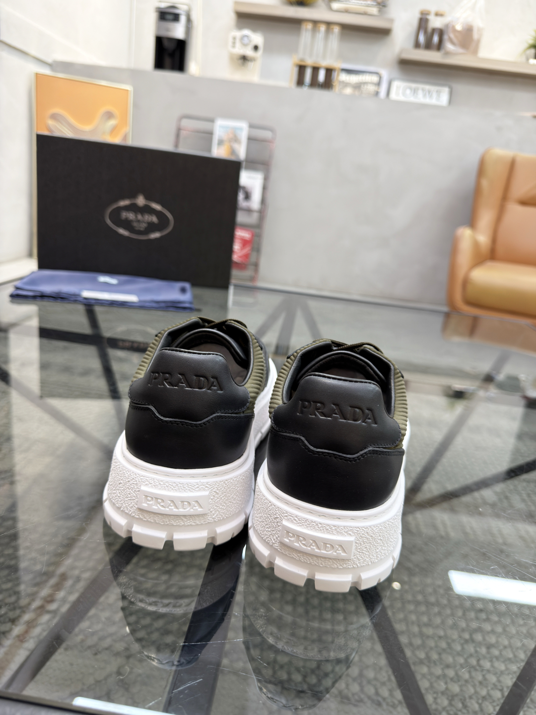 P430 P 🔍顶级代购🇮🇹 普 炸街男神新品来袭，超人气爆款专柜新款，原厂配置意大利进口牛皮搭配布面料，高品质复杂拼接工艺，经典的外观搭配新底更加潮达人，进口牛皮内里垫，透气舒适，鞋底：原厂特供原版底超级舒适，原厂跟单货🔍高品质，可随意进出专柜，欢迎对比，码数 38-44（订 45 46）