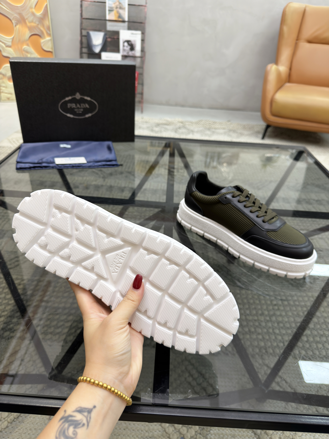 P430 P 🔍顶级代购🇮🇹 普 炸街男神新品来袭，超人气爆款专柜新款，原厂配置意大利进口牛皮搭配布面料，高品质复杂拼接工艺，经典的外观搭配新底更加潮达人，进口牛皮内里垫，透气舒适，鞋底：原厂特供原版底超级舒适，原厂跟单货🔍高品质，可随意进出专柜，欢迎对比，码数 38-44（订 45 46）