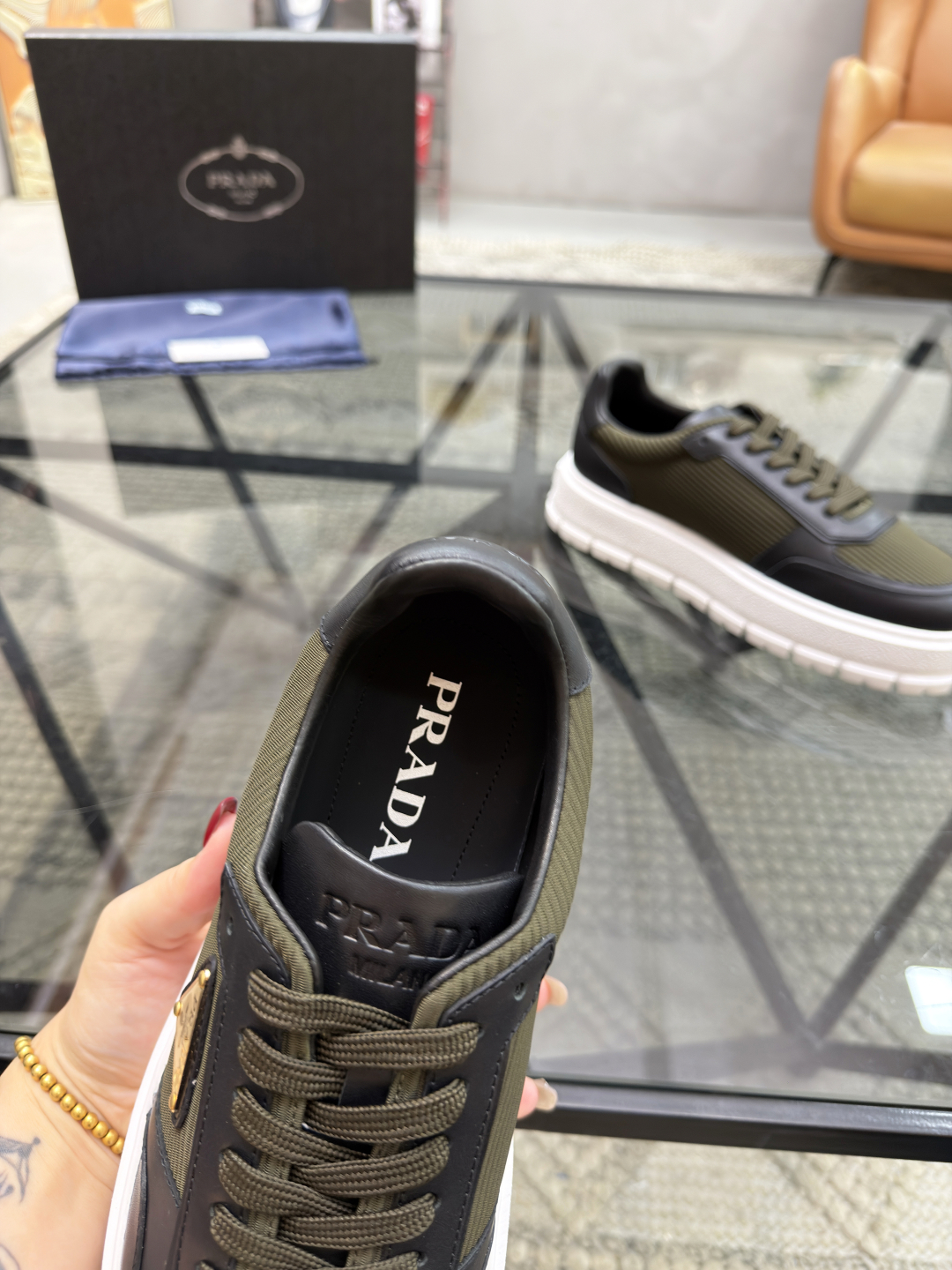 P430 P 🔍顶级代购🇮🇹 普 炸街男神新品来袭，超人气爆款专柜新款，原厂配置意大利进口牛皮搭配布面料，高品质复杂拼接工艺，经典的外观搭配新底更加潮达人，进口牛皮内里垫，透气舒适，鞋底：原厂特供原版底超级舒适，原厂跟单货🔍高品质，可随意进出专柜，欢迎对比，码数 38-44（订 45 46）