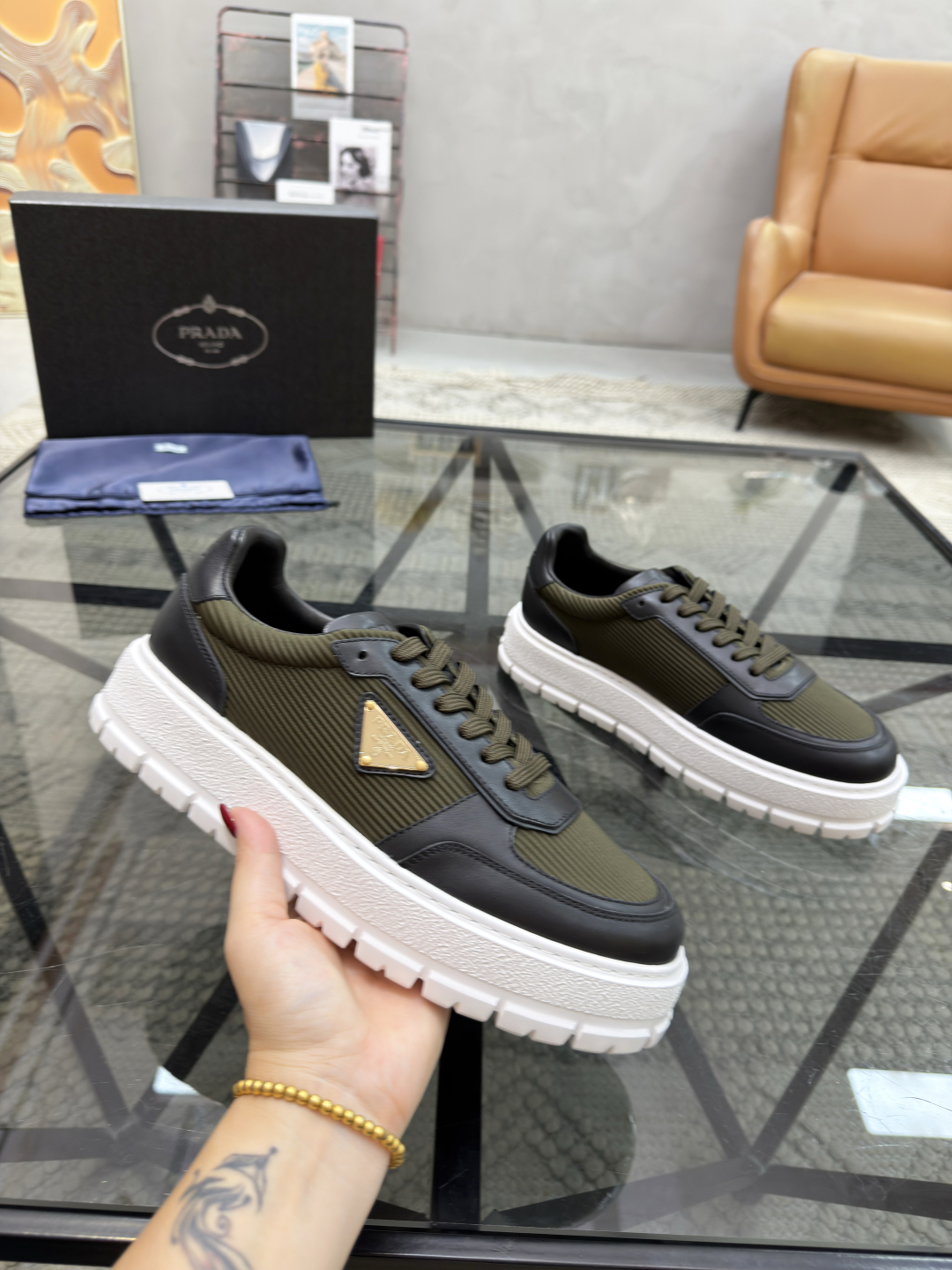 P430 P 🔍顶级代购🇮🇹 普 炸街男神新品来袭，超人气爆款专柜新款，原厂配置意大利进口牛皮搭配布面料，高品质复杂拼接工艺，经典的外观搭配新底更加潮达人，进口牛皮内里垫，透气舒适，鞋底：原厂特供原版底超级舒适，原厂跟单货🔍高品质，可随意进出专柜，欢迎对比，码数 38-44（订 45 46）