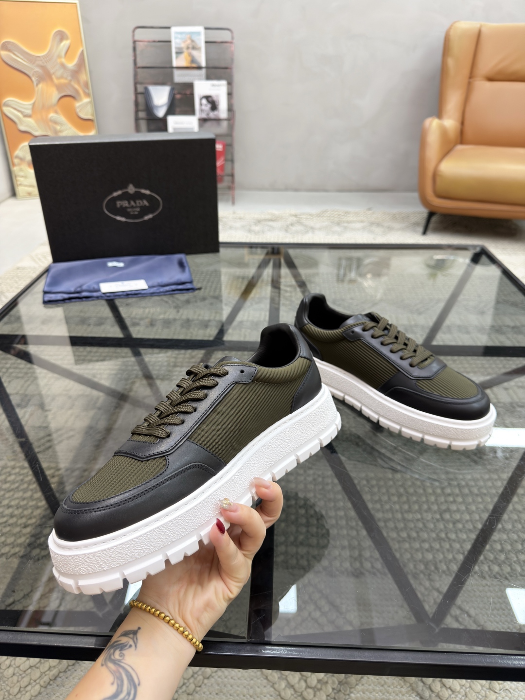 P430 P 🔍顶级代购🇮🇹 普 炸街男神新品来袭，超人气爆款专柜新款，原厂配置意大利进口牛皮搭配布面料，高品质复杂拼接工艺，经典的外观搭配新底更加潮达人，进口牛皮内里垫，透气舒适，鞋底：原厂特供原版底超级舒适，原厂跟单货🔍高品质，可随意进出专柜，欢迎对比，码数 38-44（订 45 46）