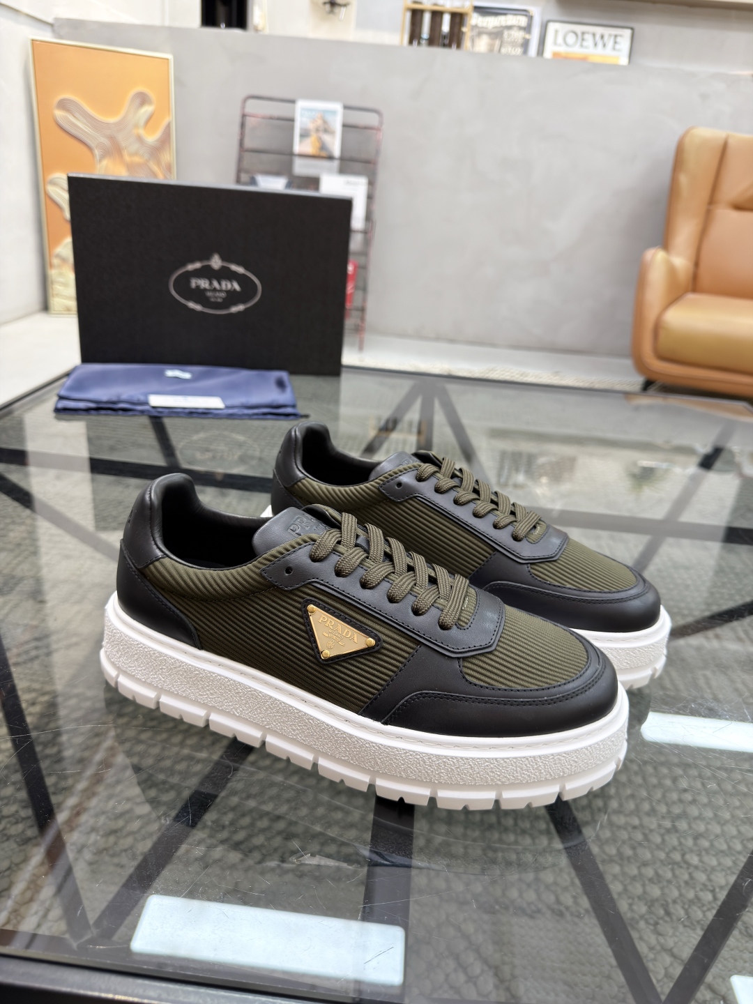 P430 P 🔍顶级代购🇮🇹 普 炸街男神新品来袭，超人气爆款专柜新款，原厂配置意大利进口牛皮搭配布面料，高品质复杂拼接工艺，经典的外观搭配新底更加潮达人，进口牛皮内里垫，透气舒适，鞋底：原厂特供原版底超级舒适，原厂跟单货🔍高品质，可随意进出专柜，欢迎对比，码数 38-44（订 45 46）