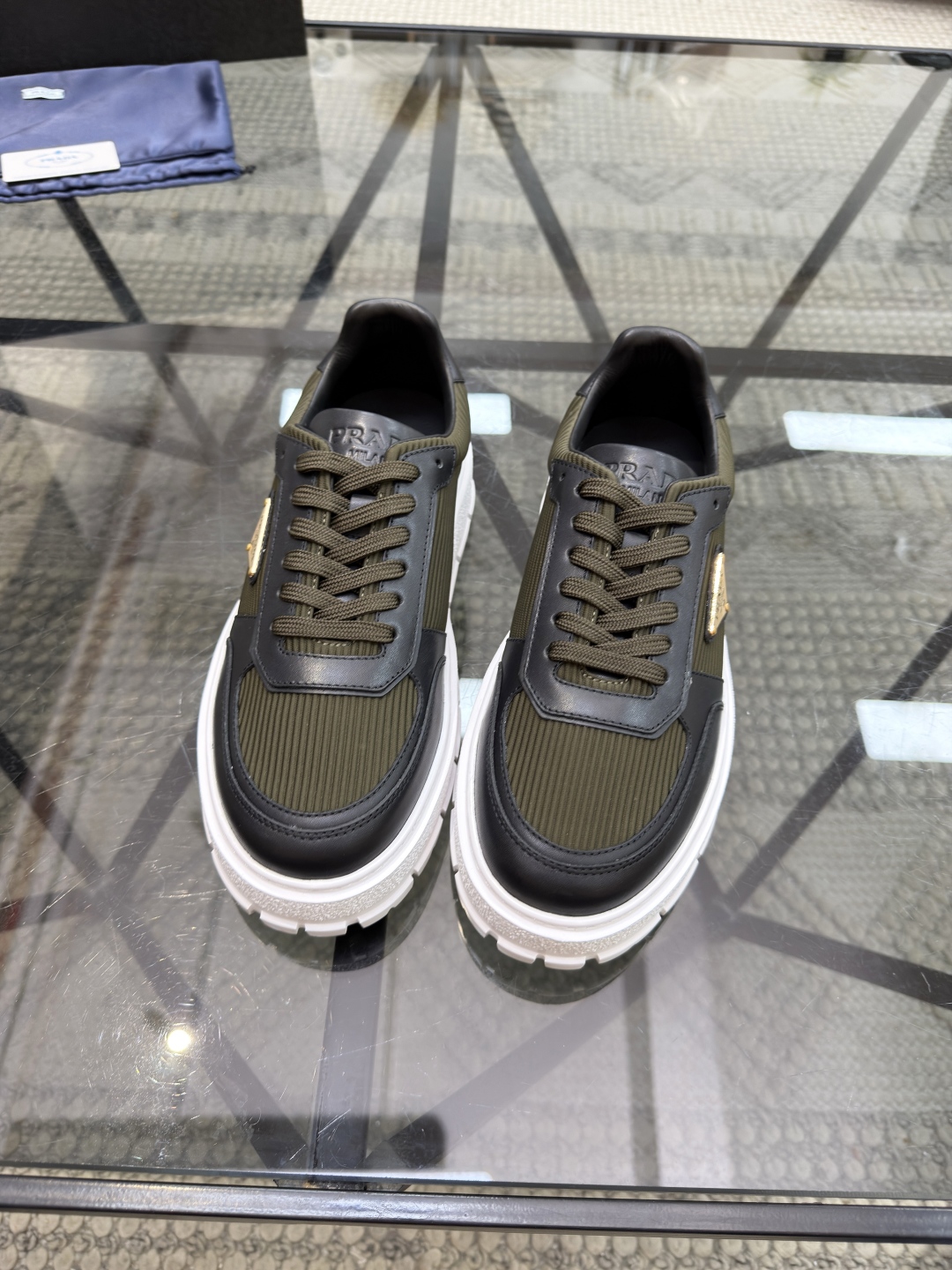 P430 P 🔍顶级代购🇮🇹 普 炸街男神新品来袭，超人气爆款专柜新款，原厂配置意大利进口牛皮搭配布面料，高品质复杂拼接工艺，经典的外观搭配新底更加潮达人，进口牛皮内里垫，透气舒适，鞋底：原厂特供原版底超级舒适，原厂跟单货🔍高品质，可随意进出专柜，欢迎对比，码数 38-44（订 45 46）