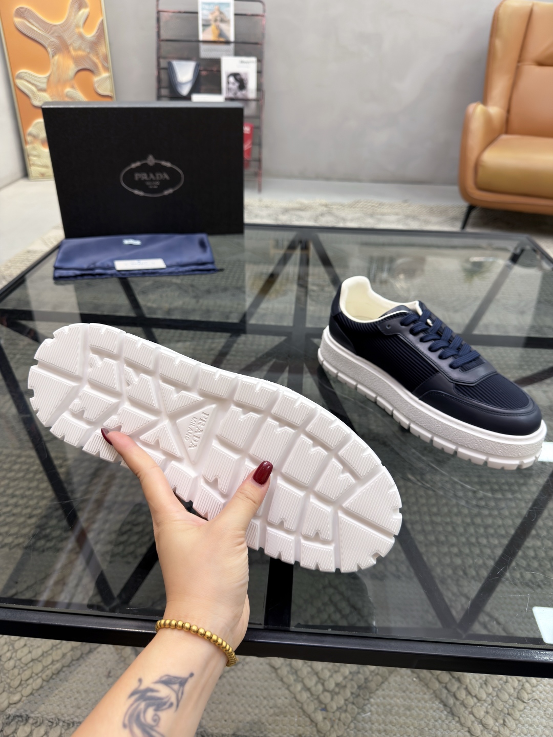 P430 P 🔍顶级代购🇮🇹 普 炸街男神新品来袭，超人气爆款专柜新款，原厂配置意大利进口牛皮搭配布面料，高品质复杂拼接工艺，经典的外观搭配新底更加潮达人，进口牛皮内里垫，透气舒适，鞋底：原厂特供原版底超级舒适，原厂跟单货🔍高品质，可随意进出专柜，欢迎对比，码数 38-44（订 45 46）