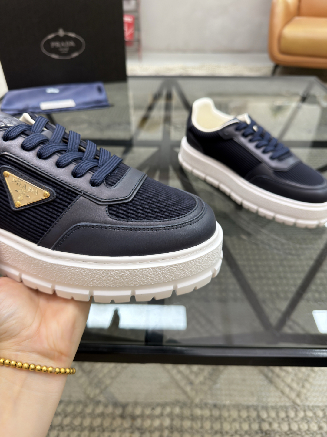 P430 P 🔍顶级代购🇮🇹 普 炸街男神新品来袭，超人气爆款专柜新款，原厂配置意大利进口牛皮搭配布面料，高品质复杂拼接工艺，经典的外观搭配新底更加潮达人，进口牛皮内里垫，透气舒适，鞋底：原厂特供原版底超级舒适，原厂跟单货🔍高品质，可随意进出专柜，欢迎对比，码数 38-44（订 45 46）