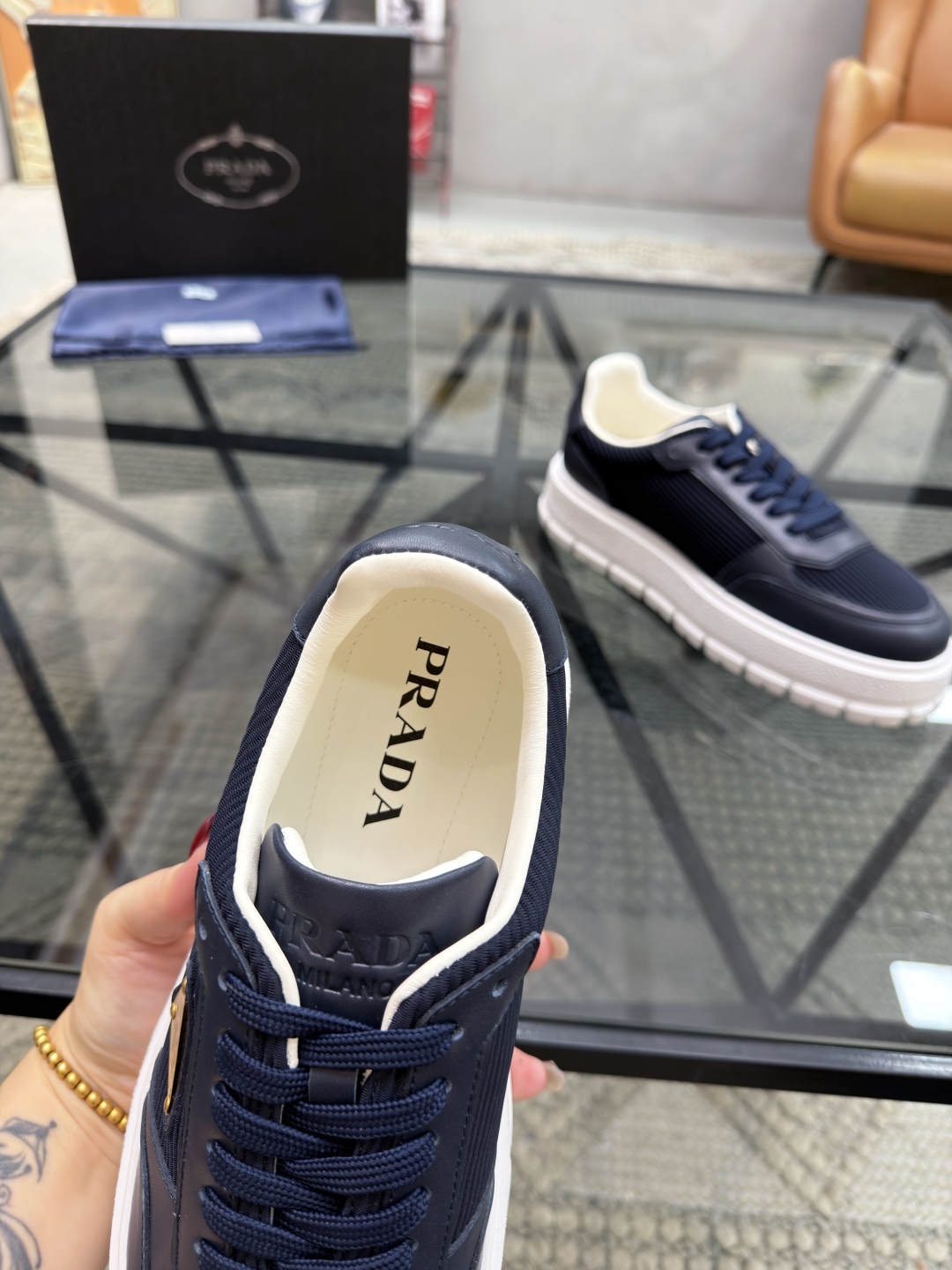 P430 P 🔍顶级代购🇮🇹 普 炸街男神新品来袭，超人气爆款专柜新款，原厂配置意大利进口牛皮搭配布面料，高品质复杂拼接工艺，经典的外观搭配新底更加潮达人，进口牛皮内里垫，透气舒适，鞋底：原厂特供原版底超级舒适，原厂跟单货🔍高品质，可随意进出专柜，欢迎对比，码数 38-44（订 45 46）