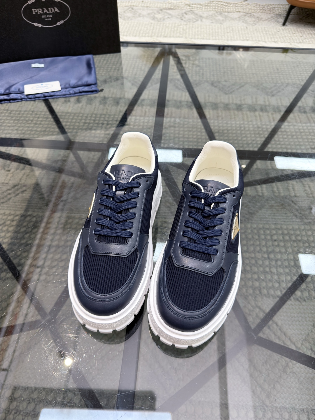 P430 P 🔍顶级代购🇮🇹 普 炸街男神新品来袭，超人气爆款专柜新款，原厂配置意大利进口牛皮搭配布面料，高品质复杂拼接工艺，经典的外观搭配新底更加潮达人，进口牛皮内里垫，透气舒适，鞋底：原厂特供原版底超级舒适，原厂跟单货🔍高品质，可随意进出专柜，欢迎对比，码数 38-44（订 45 46）