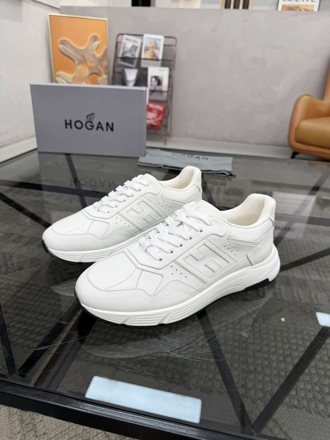 NO:579573,H Top Purchasing Agent Huo Street God’s new product is coming, a super popular new model in the counter, the original factory is equipped with cowhide fabric imported from Italy, high-quality logo and complex splicing process, the classic appearance is more fashionable with the new sole, breathable and comfortable cowhide lining, the sole is specially made by the original factory and the original TPU sole is super comfortable, the original factory is of high quality, you can go in and out of the counter at will, welcome to compare, code number 38-44 (order 45 46),,cowhide19860909H 顶级代购 霍 炸街男神新品来袭,超人气爆款专柜新款,原厂配置意大利进口牛皮面料,高品质标志复杂拼接工艺,经典的外观搭配新底更加潮达人,透气舒适牛皮内里垫,鞋底原厂特供原版TPU底超级舒适,原厂跟单货高品质,可随意进出专柜,欢迎对比,码数 38-44（订 45 46）,,cowhide,Men's shoes