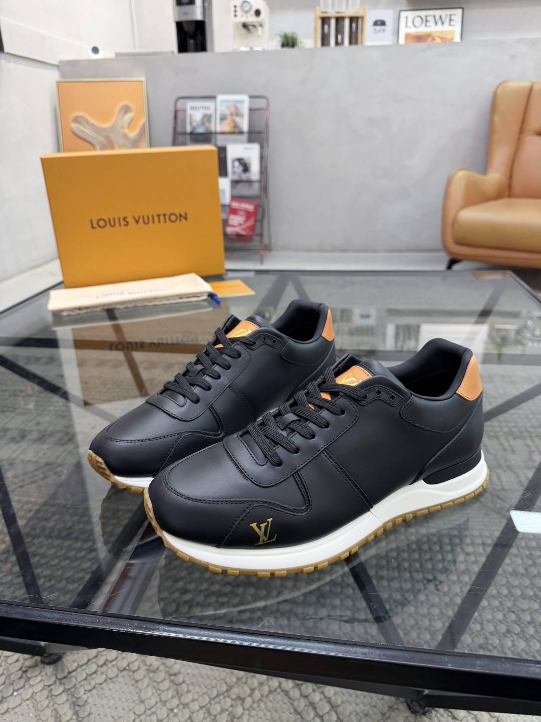 NO:604474,L Top Purchasing Agency Lu New products of popular sports shoes for street men are coming at the same time as the super popular models. The uppers are made of original cowhide fabric imported from Italy. High-quality gold and silver logos are intricately spliced. The classic layout is simple and elegant, a must-have for men. Breathable and comfortable cowhide lining. The soles are original TPU outsoles specially provided by the factory. Exclusive movable molded soles are super comfortable. Original factory single goods. High quality. You can enter and exit the counter at will. Welcome to compare. Code number 39-44 (order 38)  45 46),,sneakers,cowhide19860909L 顶级代购 路 炸街男神爆款运动鞋新品来袭超人气爆款专柜同步,鞋面意大利进口原版牛皮面料,高品质金银标志复杂拼接工艺,经典版面简易大方男神必备,透气舒适牛皮内里垫,鞋底原厂特供原版TPU大底,独家活动成型底超级舒适,原厂跟单货,高品质,可随意进出专柜,欢迎对比,码数 39-44（订 38 45 46）,,sneakers,cowhide,Men's shoes