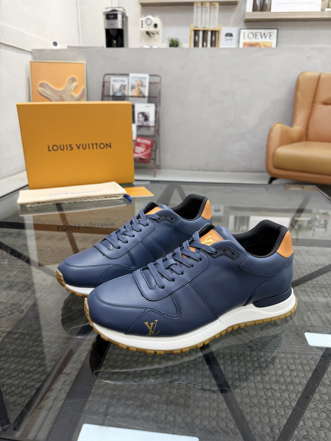 NO:604480,Top Purchasing Agent Lu New products of hot-selling sports shoes for street men are coming. The super-popular hot-selling shoes are synchronized with the counters. The uppers are made of original cowhide fabric imported from Italy. High-quality gold and silver logos are intricately spliced. The classic layout is simple and elegant. It is a must-have for men. Breathable and comfortable cowhide lining. The soles are original TPU outsoles specially provided by the factory. Exclusive molded soles are super comfortable. Original products. High-quality. You can go in and out of the counter at will. Welcome to compare. Size 39-44 (order 38)  45 46),,sneakers,cowhide19860909顶级代购 路 炸街男神爆款运动鞋新品来袭超人气爆款专柜同步,鞋面意大利进口原版牛皮面料,高品质金银标志复杂拼接工艺,经典版面简易大方男神必备,透气舒适牛皮内里垫,鞋底原厂特供原版TPU大底,独家活动成型底超级舒适,原厂跟单货,高品质,可随意进出专柜,欢迎对比,码数 39-44（订 38 45 46）,,sneakers,cowhide,Men's shoes