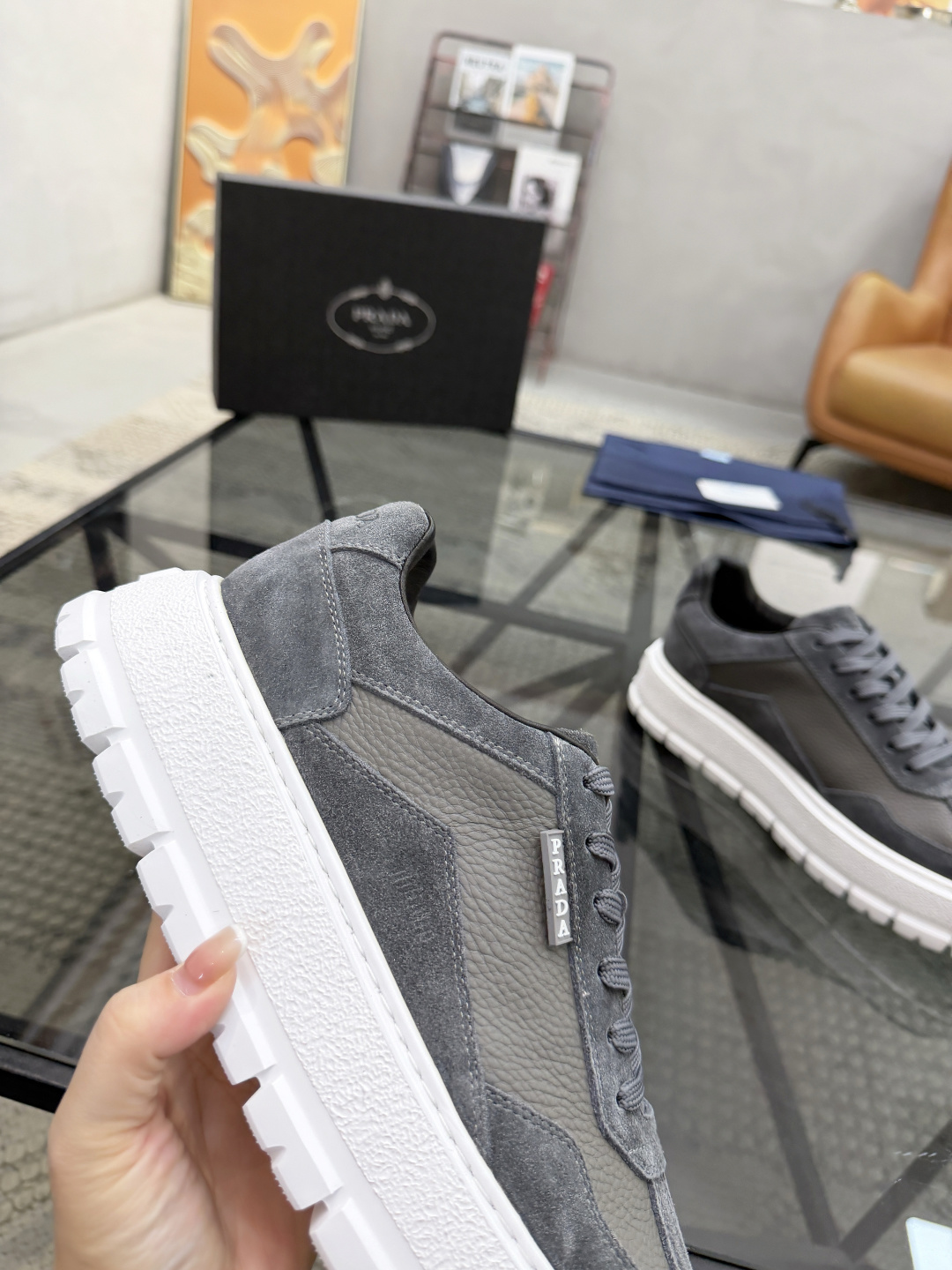 P440 P 🔍顶级代购🇮🇹 普 炸街男神休闲鞋新品来袭超人气爆款专柜同步，鞋面意大利进口原版荔枝纹牛皮搭配反绒牛皮面料，高品质压印标志复杂拼接工艺，透气舒适牛皮内里垫，增高时尚简易版面男神风格，鞋底：原厂特供原版发泡大底，原厂跟单货🔍高品质，可随意进出专柜，欢迎对比，码数 38-44（订 45 46 ）