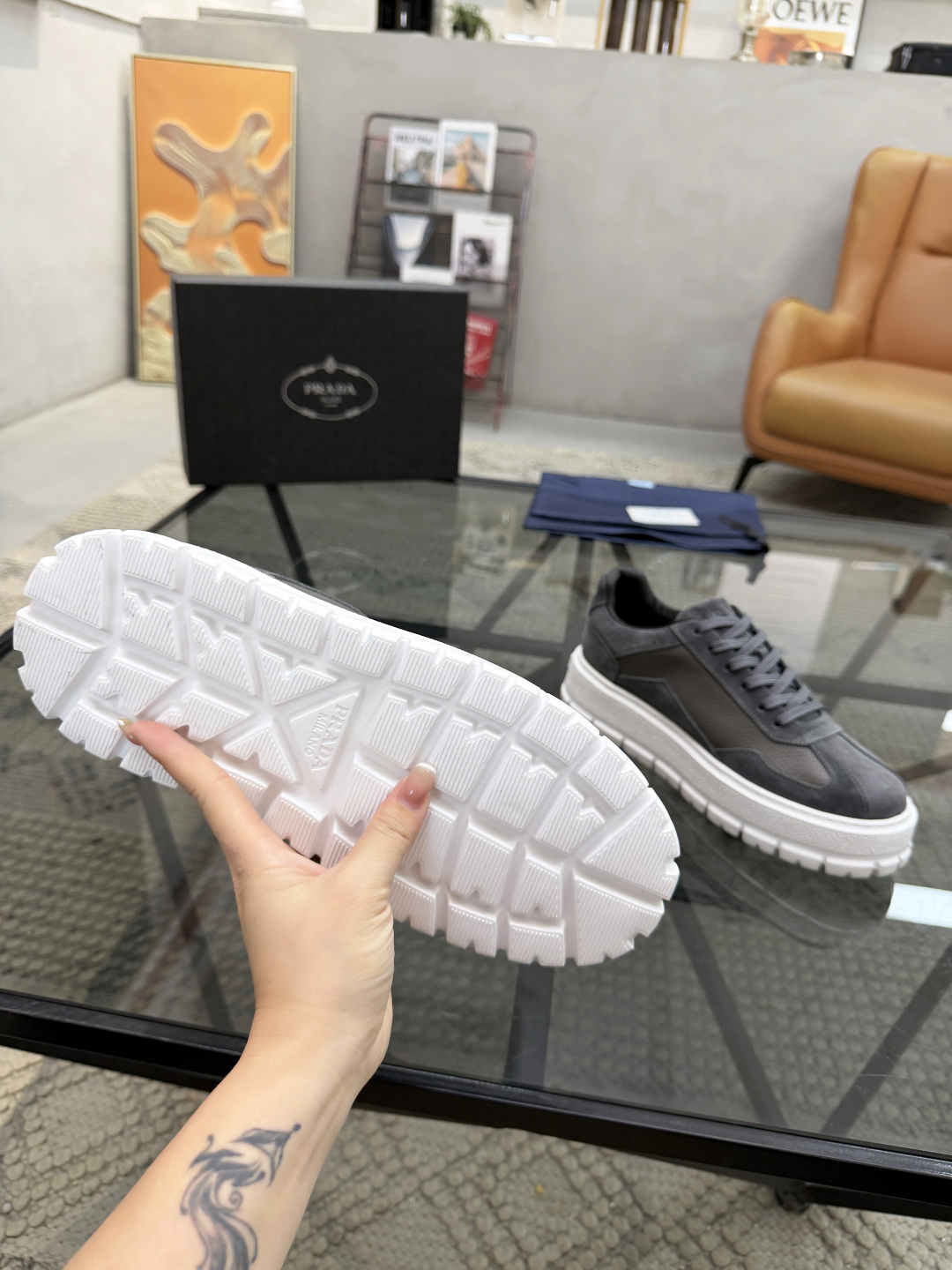 P440 P 🔍顶级代购🇮🇹 普 炸街男神休闲鞋新品来袭超人气爆款专柜同步，鞋面意大利进口原版荔枝纹牛皮搭配反绒牛皮面料，高品质压印标志复杂拼接工艺，透气舒适牛皮内里垫，增高时尚简易版面男神风格，鞋底：原厂特供原版发泡大底，原厂跟单货🔍高品质，可随意进出专柜，欢迎对比，码数 38-44（订 45 46 ）