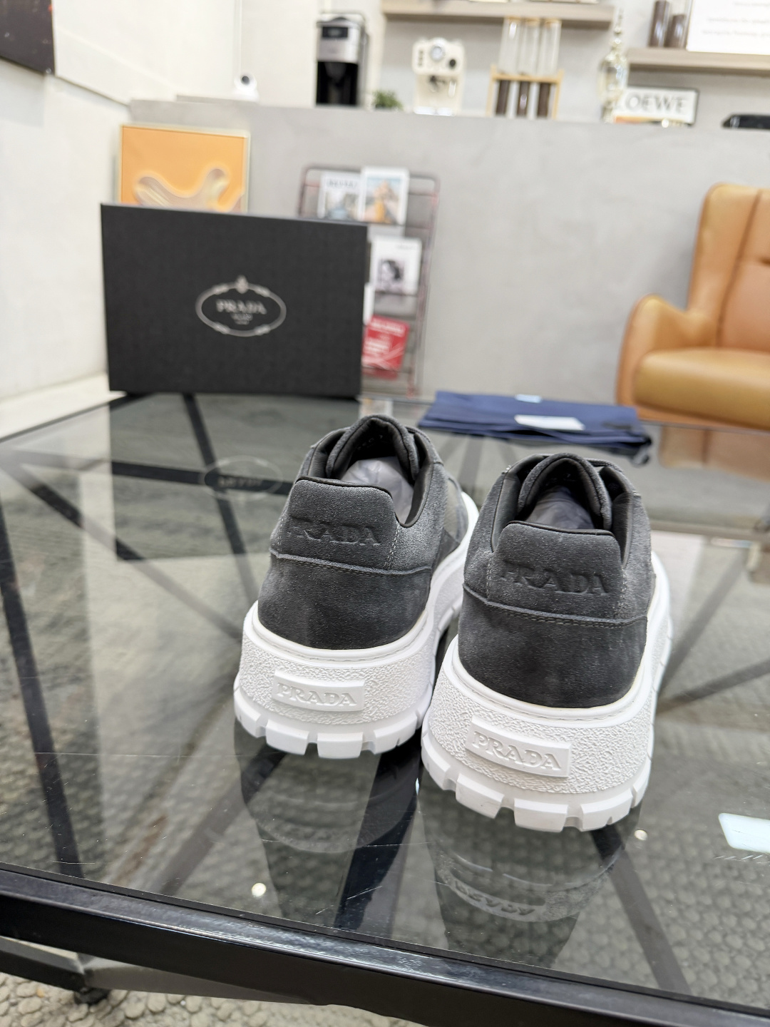 P440 P 🔍顶级代购🇮🇹 普 炸街男神休闲鞋新品来袭超人气爆款专柜同步，鞋面意大利进口原版荔枝纹牛皮搭配反绒牛皮面料，高品质压印标志复杂拼接工艺，透气舒适牛皮内里垫，增高时尚简易版面男神风格，鞋底：原厂特供原版发泡大底，原厂跟单货🔍高品质，可随意进出专柜，欢迎对比，码数 38-44（订 45 46 ）