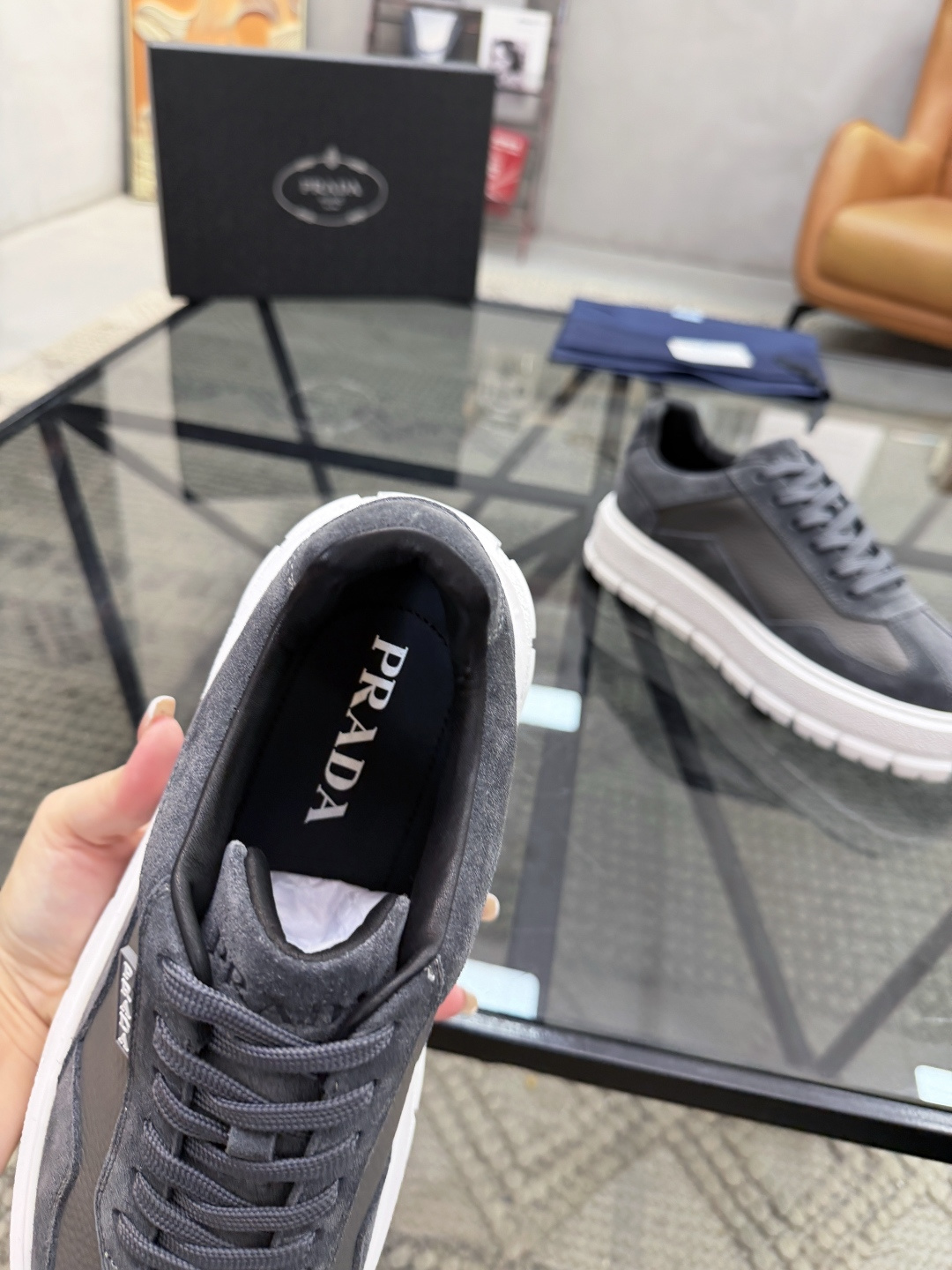 P440 P 🔍顶级代购🇮🇹 普 炸街男神休闲鞋新品来袭超人气爆款专柜同步，鞋面意大利进口原版荔枝纹牛皮搭配反绒牛皮面料，高品质压印标志复杂拼接工艺，透气舒适牛皮内里垫，增高时尚简易版面男神风格，鞋底：原厂特供原版发泡大底，原厂跟单货🔍高品质，可随意进出专柜，欢迎对比，码数 38-44（订 45 46 ）