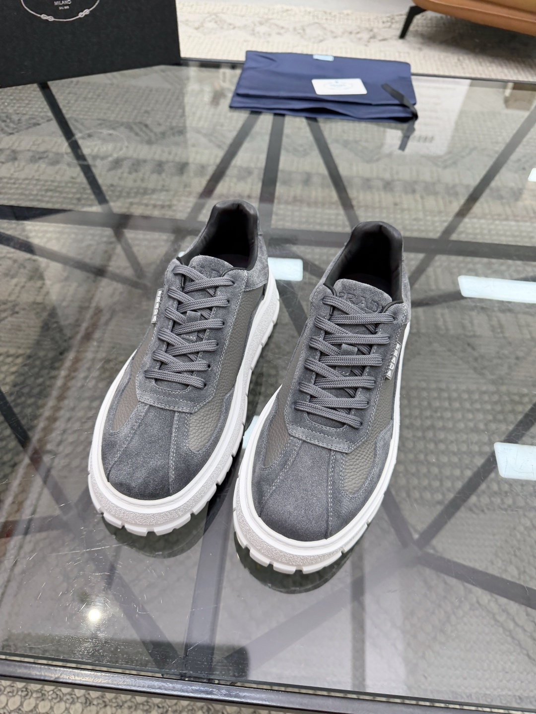 P440 P 🔍顶级代购🇮🇹 普 炸街男神休闲鞋新品来袭超人气爆款专柜同步，鞋面意大利进口原版荔枝纹牛皮搭配反绒牛皮面料，高品质压印标志复杂拼接工艺，透气舒适牛皮内里垫，增高时尚简易版面男神风格，鞋底：原厂特供原版发泡大底，原厂跟单货🔍高品质，可随意进出专柜，欢迎对比，码数 38-44（订 45 46 ）