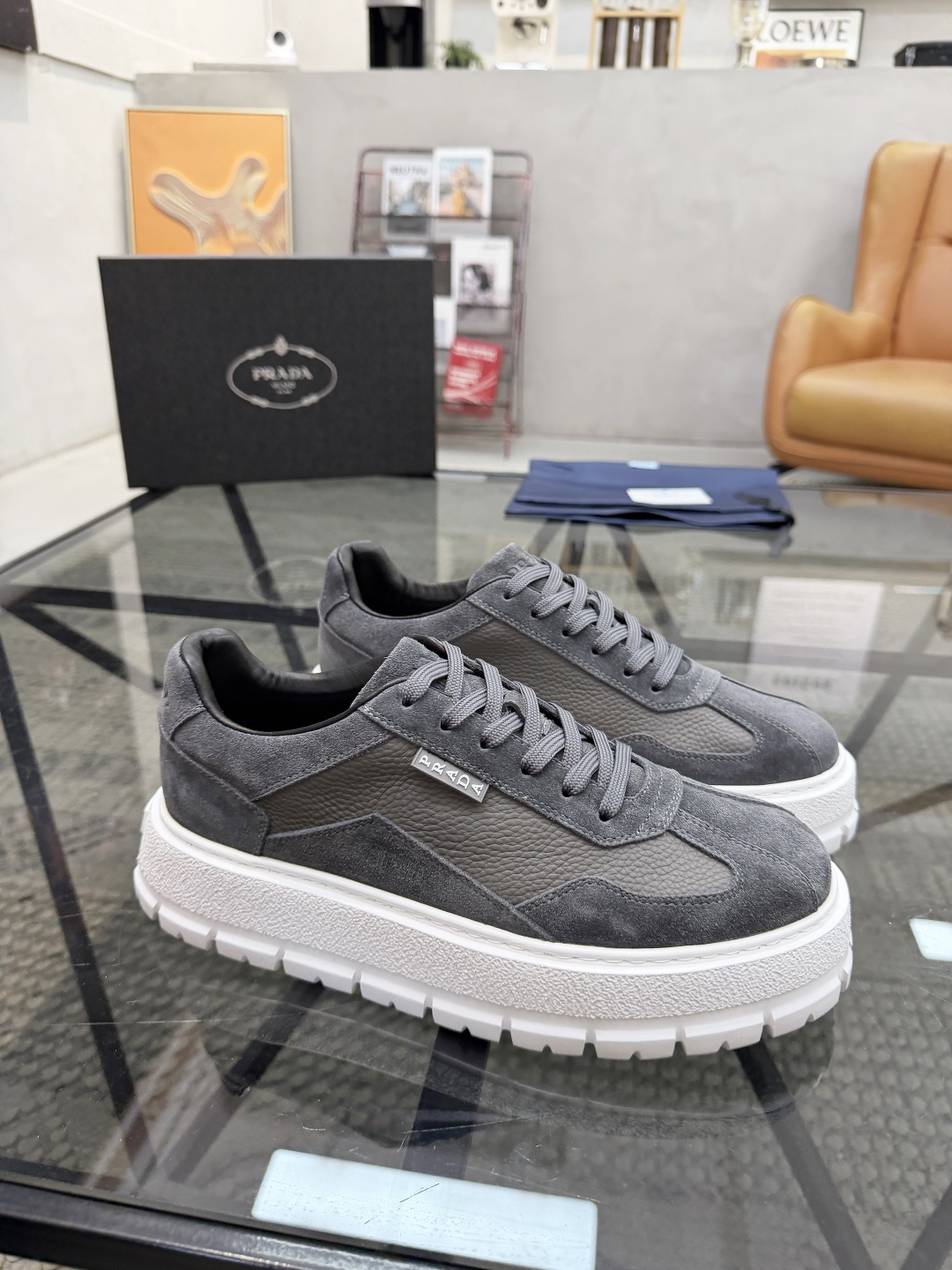 P440 P 🔍顶级代购🇮🇹 普 炸街男神休闲鞋新品来袭超人气爆款专柜同步，鞋面意大利进口原版荔枝纹牛皮搭配反绒牛皮面料，高品质压印标志复杂拼接工艺，透气舒适牛皮内里垫，增高时尚简易版面男神风格，鞋底：原厂特供原版发泡大底，原厂跟单货🔍高品质，可随意进出专柜，欢迎对比，码数 38-44（订 45 46 ）