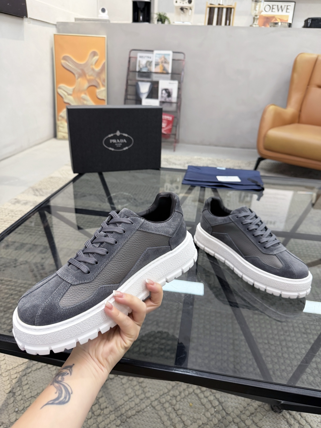 P440 P 🔍顶级代购🇮🇹 普 炸街男神休闲鞋新品来袭超人气爆款专柜同步，鞋面意大利进口原版荔枝纹牛皮搭配反绒牛皮面料，高品质压印标志复杂拼接工艺，透气舒适牛皮内里垫，增高时尚简易版面男神风格，鞋底：原厂特供原版发泡大底，原厂跟单货🔍高品质，可随意进出专柜，欢迎对比，码数 38-44（订 45 46 ）