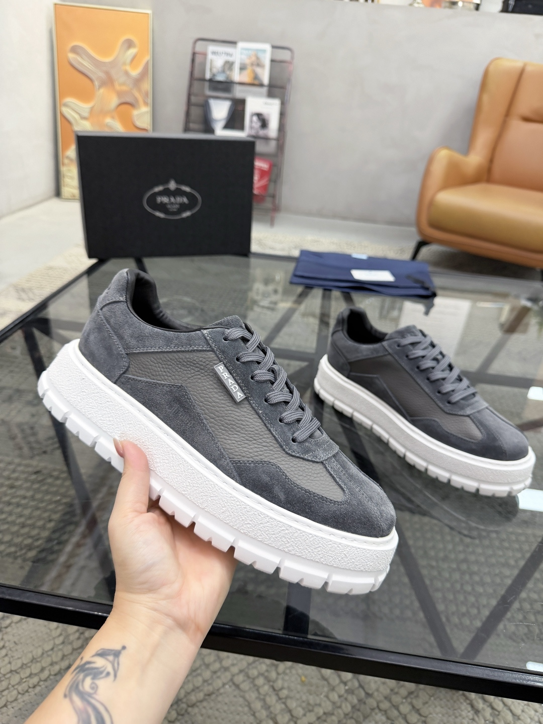 P440 P 🔍顶级代购🇮🇹 普 炸街男神休闲鞋新品来袭超人气爆款专柜同步，鞋面意大利进口原版荔枝纹牛皮搭配反绒牛皮面料，高品质压印标志复杂拼接工艺，透气舒适牛皮内里垫，增高时尚简易版面男神风格，鞋底：原厂特供原版发泡大底，原厂跟单货🔍高品质，可随意进出专柜，欢迎对比，码数 38-44（订 45 46 ）