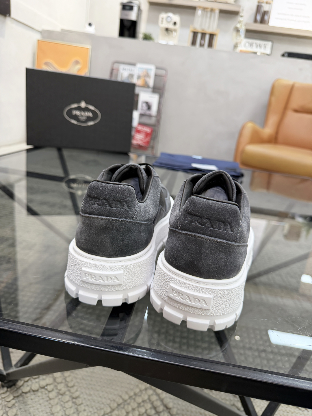 P440 P 🔍顶级代购🇮🇹 普 炸街男神休闲鞋新品来袭超人气爆款专柜同步，鞋面意大利进口原版荔枝纹牛皮搭配反绒牛皮面料，高品质压印标志复杂拼接工艺，透气舒适牛皮内里垫，增高时尚简易版面男神风格，鞋底：原厂特供原版发泡大底，原厂跟单货🔍高品质，可随意进出专柜，欢迎对比，码数 38-44（订 45 46 ）