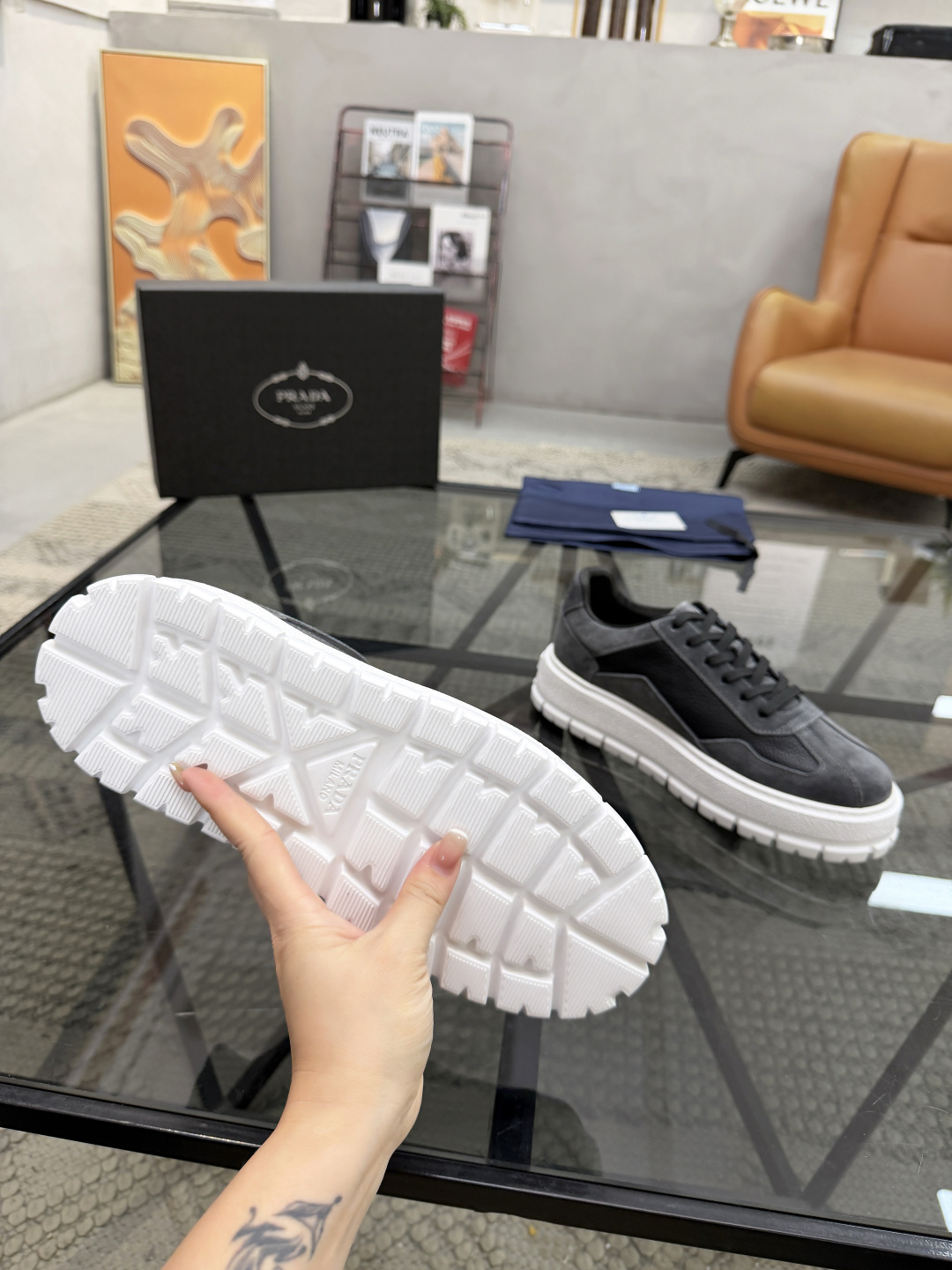 P440 P 🔍顶级代购🇮🇹 普 炸街男神休闲鞋新品来袭超人气爆款专柜同步，鞋面意大利进口原版荔枝纹牛皮搭配反绒牛皮面料，高品质压印标志复杂拼接工艺，透气舒适牛皮内里垫，增高时尚简易版面男神风格，鞋底：原厂特供原版发泡大底，原厂跟单货🔍高品质，可随意进出专柜，欢迎对比，码数 38-44（订 45 46 ）