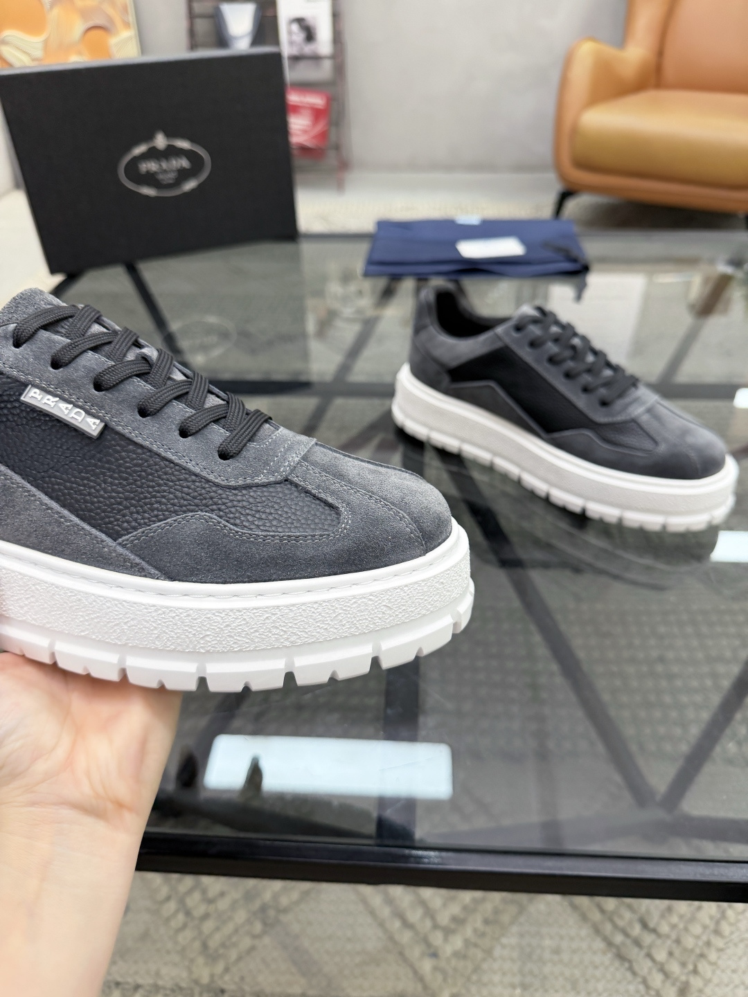 P440 P 🔍顶级代购🇮🇹 普 炸街男神休闲鞋新品来袭超人气爆款专柜同步，鞋面意大利进口原版荔枝纹牛皮搭配反绒牛皮面料，高品质压印标志复杂拼接工艺，透气舒适牛皮内里垫，增高时尚简易版面男神风格，鞋底：原厂特供原版发泡大底，原厂跟单货🔍高品质，可随意进出专柜，欢迎对比，码数 38-44（订 45 46 ）