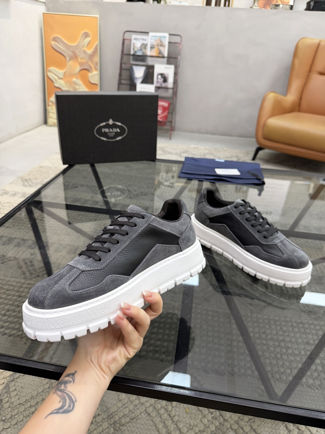 P440 P 🔍顶级代购🇮🇹 普 炸街男神休闲鞋新品来袭超人气爆款专柜同步，鞋面意大利进口原版荔枝纹牛皮搭配反绒牛皮面料，高品质压印标志复杂拼接工艺，透气舒适牛皮内里垫，增高时尚简易版面男神风格，鞋底：原厂特供原版发泡大底，原厂跟单货🔍高品质，可随意进出专柜，欢迎对比，码数 38-44（订 45 46 ）