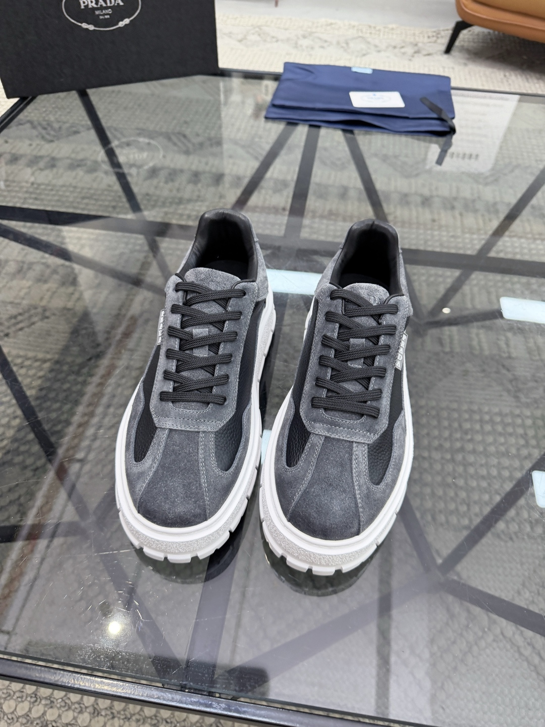 P440 P 🔍顶级代购🇮🇹 普 炸街男神休闲鞋新品来袭超人气爆款专柜同步，鞋面意大利进口原版荔枝纹牛皮搭配反绒牛皮面料，高品质压印标志复杂拼接工艺，透气舒适牛皮内里垫，增高时尚简易版面男神风格，鞋底：原厂特供原版发泡大底，原厂跟单货🔍高品质，可随意进出专柜，欢迎对比，码数 38-44（订 45 46 ）