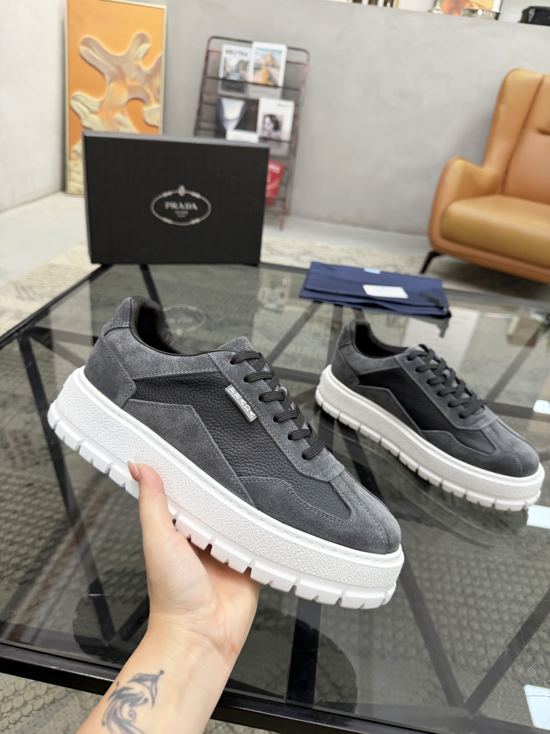 P440 P 🔍顶级代购🇮🇹 普 炸街男神休闲鞋新品来袭超人气爆款专柜同步，鞋面意大利进口原版荔枝纹牛皮搭配反绒牛皮面料，高品质压印标志复杂拼接工艺，透气舒适牛皮内里垫，增高时尚简易版面男神风格，鞋底：原厂特供原版发泡大底，原厂跟单货🔍高品质，可随意进出专柜，欢迎对比，码数 38-44（订 45 46 ）