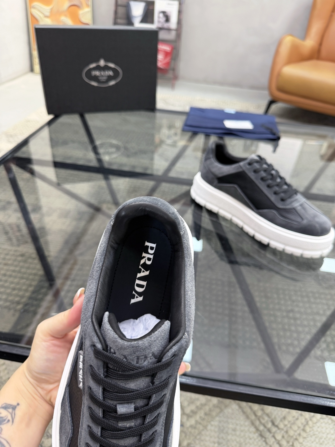 P440 P 🔍顶级代购🇮🇹 普 炸街男神休闲鞋新品来袭超人气爆款专柜同步，鞋面意大利进口原版荔枝纹牛皮搭配反绒牛皮面料，高品质压印标志复杂拼接工艺，透气舒适牛皮内里垫，增高时尚简易版面男神风格，鞋底：原厂特供原版发泡大底，原厂跟单货🔍高品质，可随意进出专柜，欢迎对比，码数 38-44（订 45 46 ）