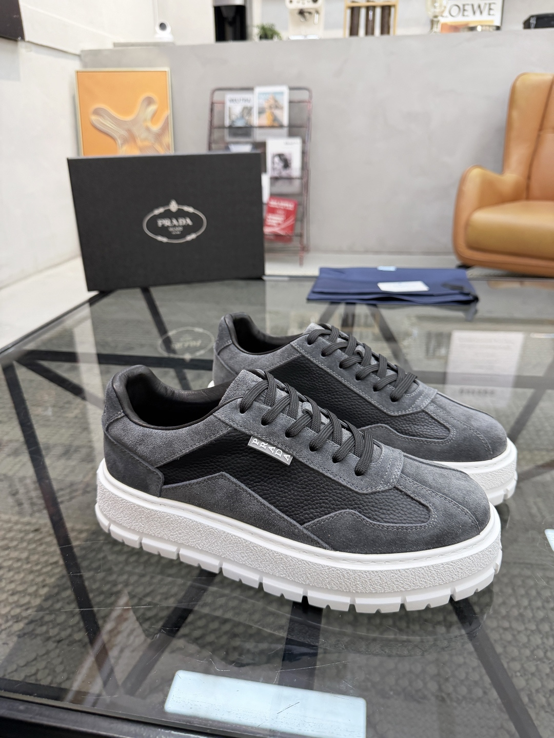 P440 P 🔍顶级代购🇮🇹 普 炸街男神休闲鞋新品来袭超人气爆款专柜同步，鞋面意大利进口原版荔枝纹牛皮搭配反绒牛皮面料，高品质压印标志复杂拼接工艺，透气舒适牛皮内里垫，增高时尚简易版面男神风格，鞋底：原厂特供原版发泡大底，原厂跟单货🔍高品质，可随意进出专柜，欢迎对比，码数 38-44（订 45 46 ）