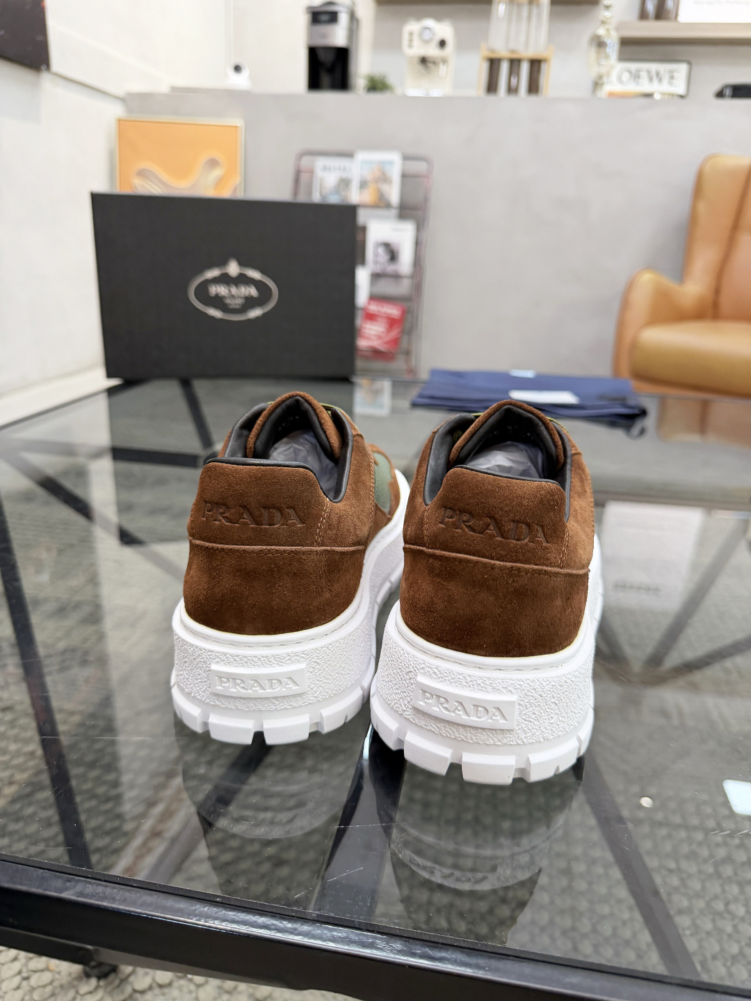 P440 P 🔍顶级代购🇮🇹 普 炸街男神休闲鞋新品来袭超人气爆款专柜同步，鞋面意大利进口原版荔枝纹牛皮搭配反绒牛皮面料，高品质压印标志复杂拼接工艺，透气舒适牛皮内里垫，增高时尚简易版面男神风格，鞋底：原厂特供原版发泡大底，原厂跟单货🔍高品质，可随意进出专柜，欢迎对比，码数 38-44（订 45 46 ）