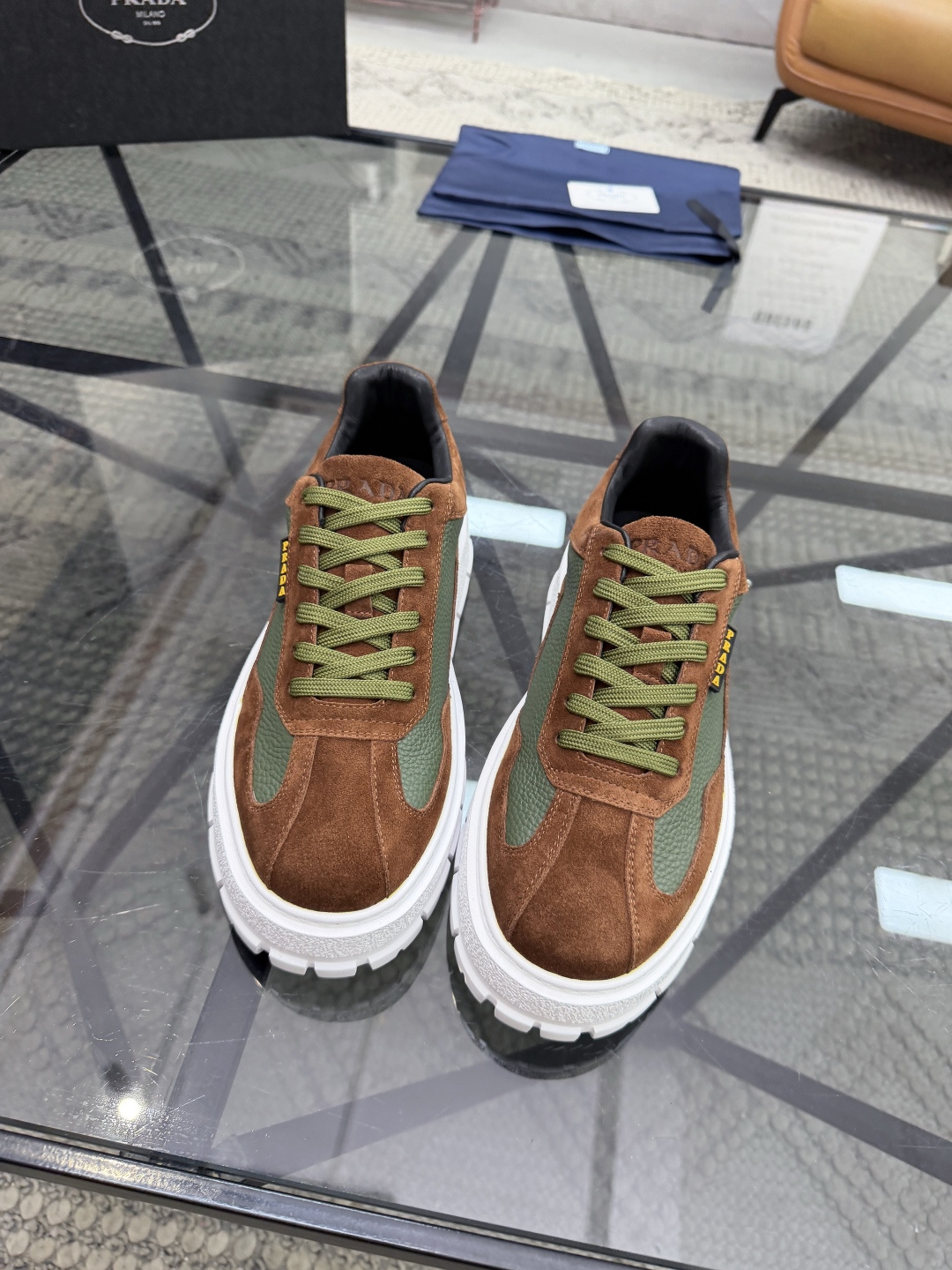 P440 P 🔍顶级代购🇮🇹 普 炸街男神休闲鞋新品来袭超人气爆款专柜同步，鞋面意大利进口原版荔枝纹牛皮搭配反绒牛皮面料，高品质压印标志复杂拼接工艺，透气舒适牛皮内里垫，增高时尚简易版面男神风格，鞋底：原厂特供原版发泡大底，原厂跟单货🔍高品质，可随意进出专柜，欢迎对比，码数 38-44（订 45 46 ）